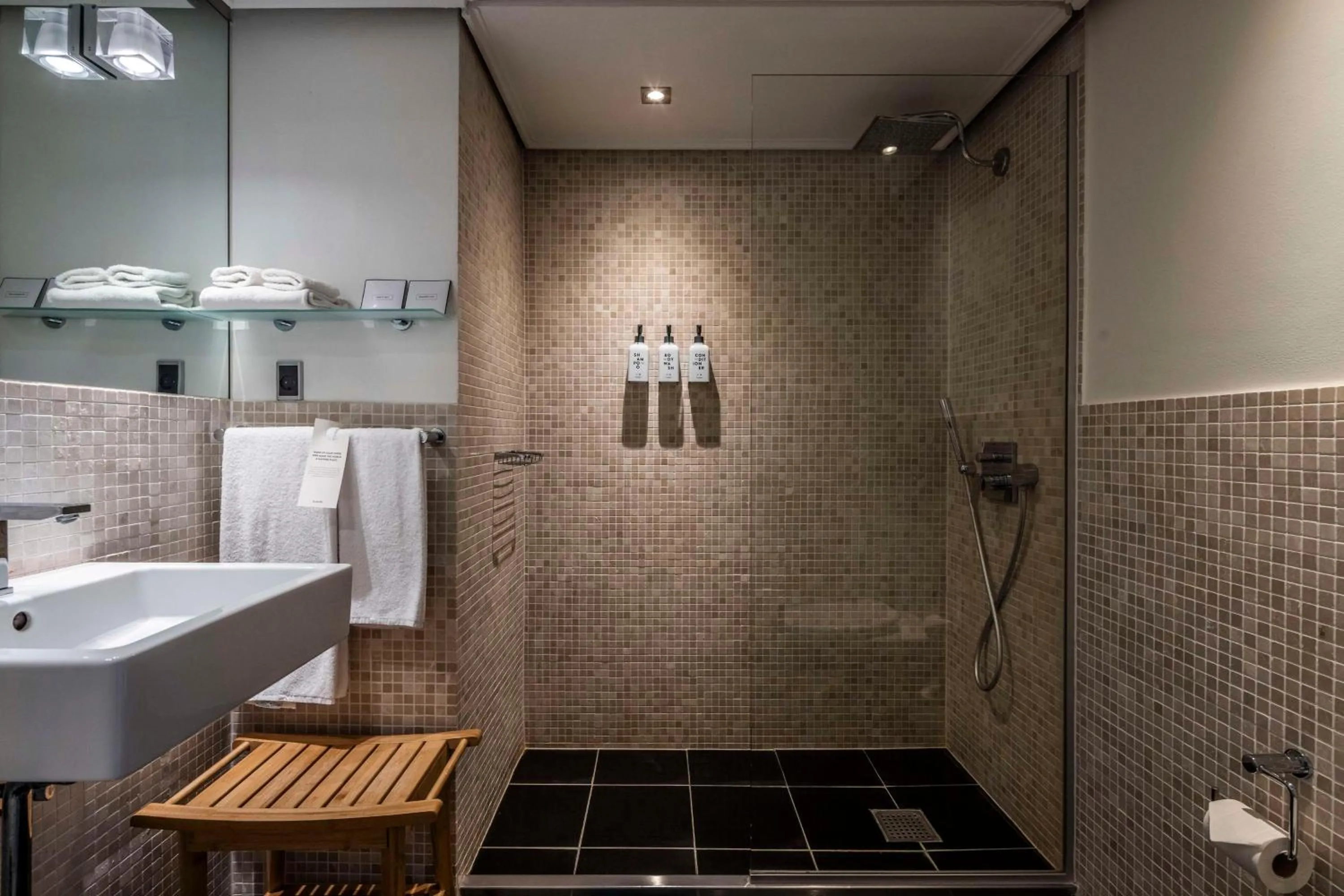 Bathroom in Scandic Front