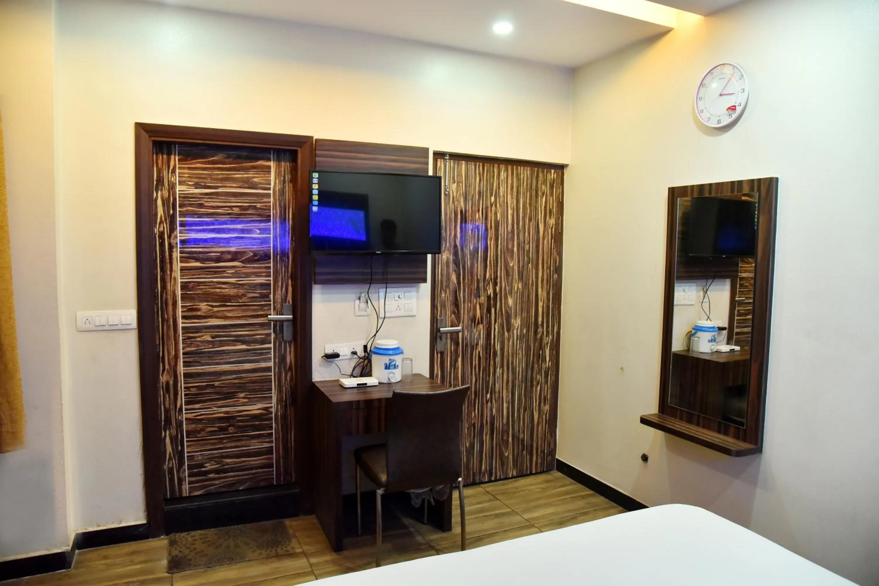 Bed in Hotel Midtown & Restaurant