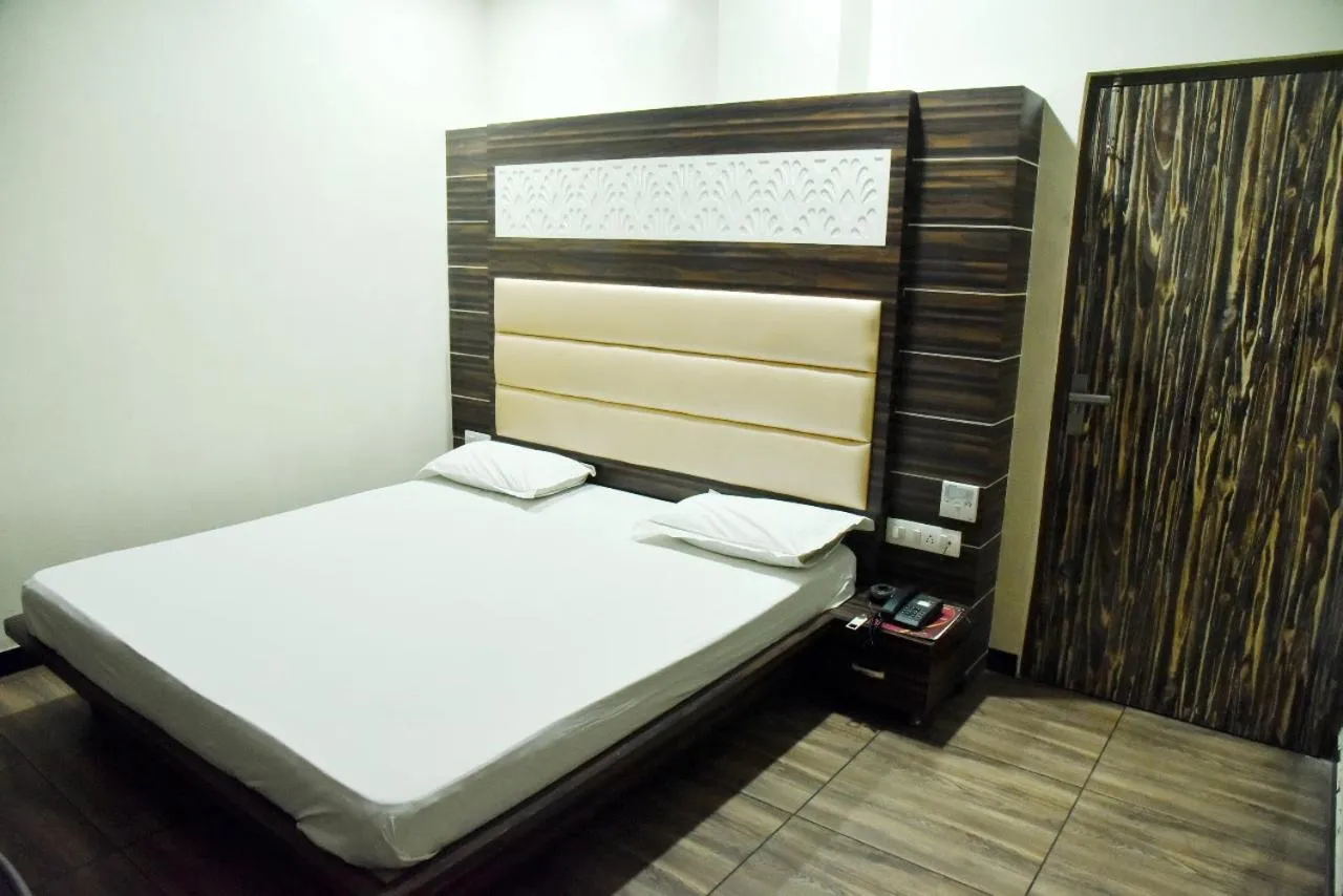 Bed in Hotel Midtown & Restaurant