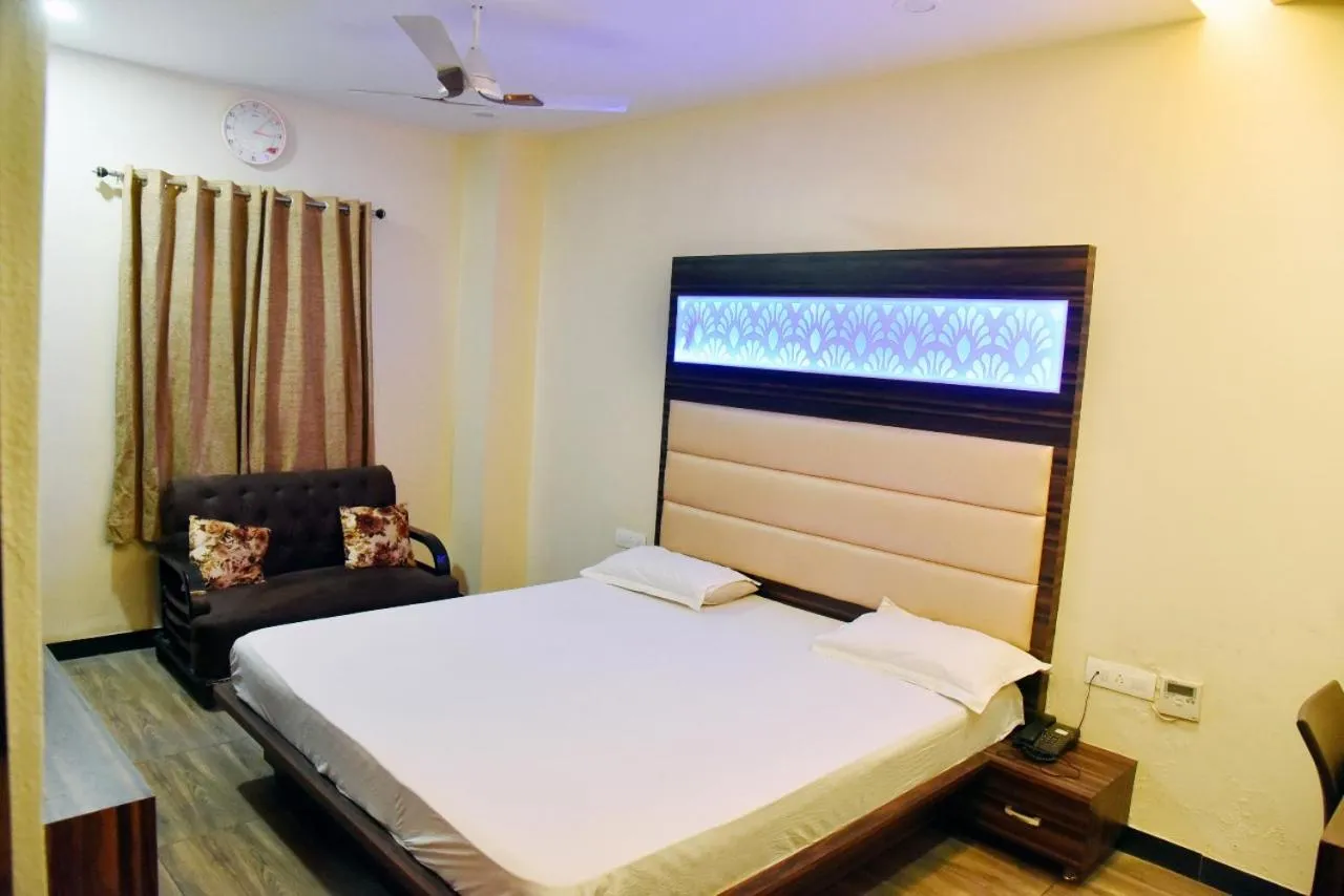 Bed in Hotel Midtown & Restaurant