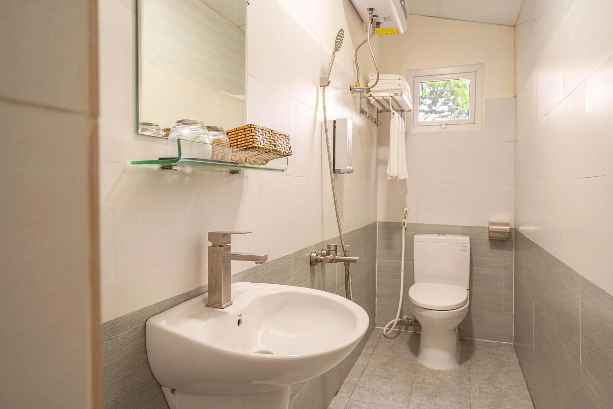 Shower in Dieu Thong Hotel