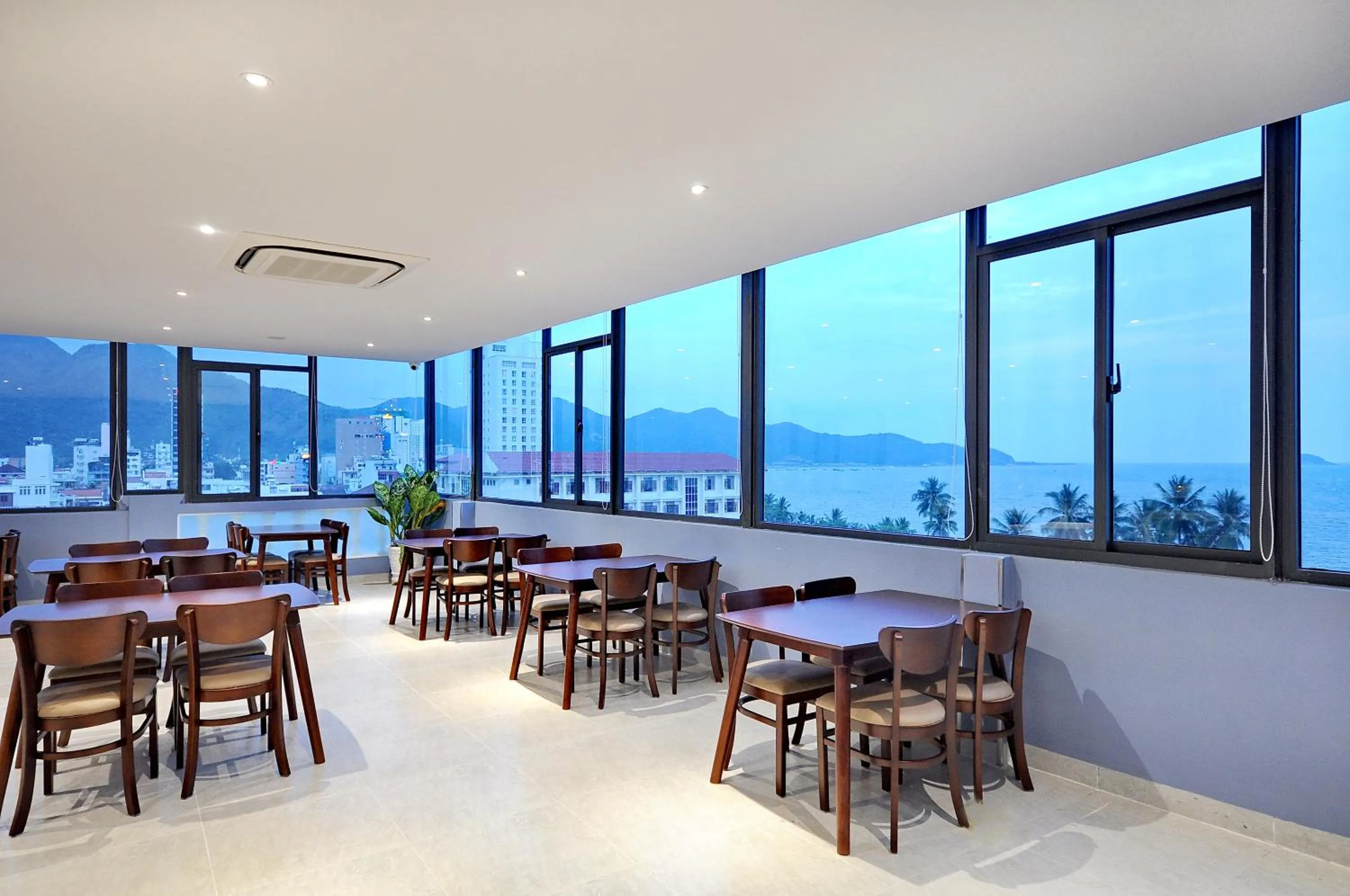 Restaurant/places to eat in For You Hotel