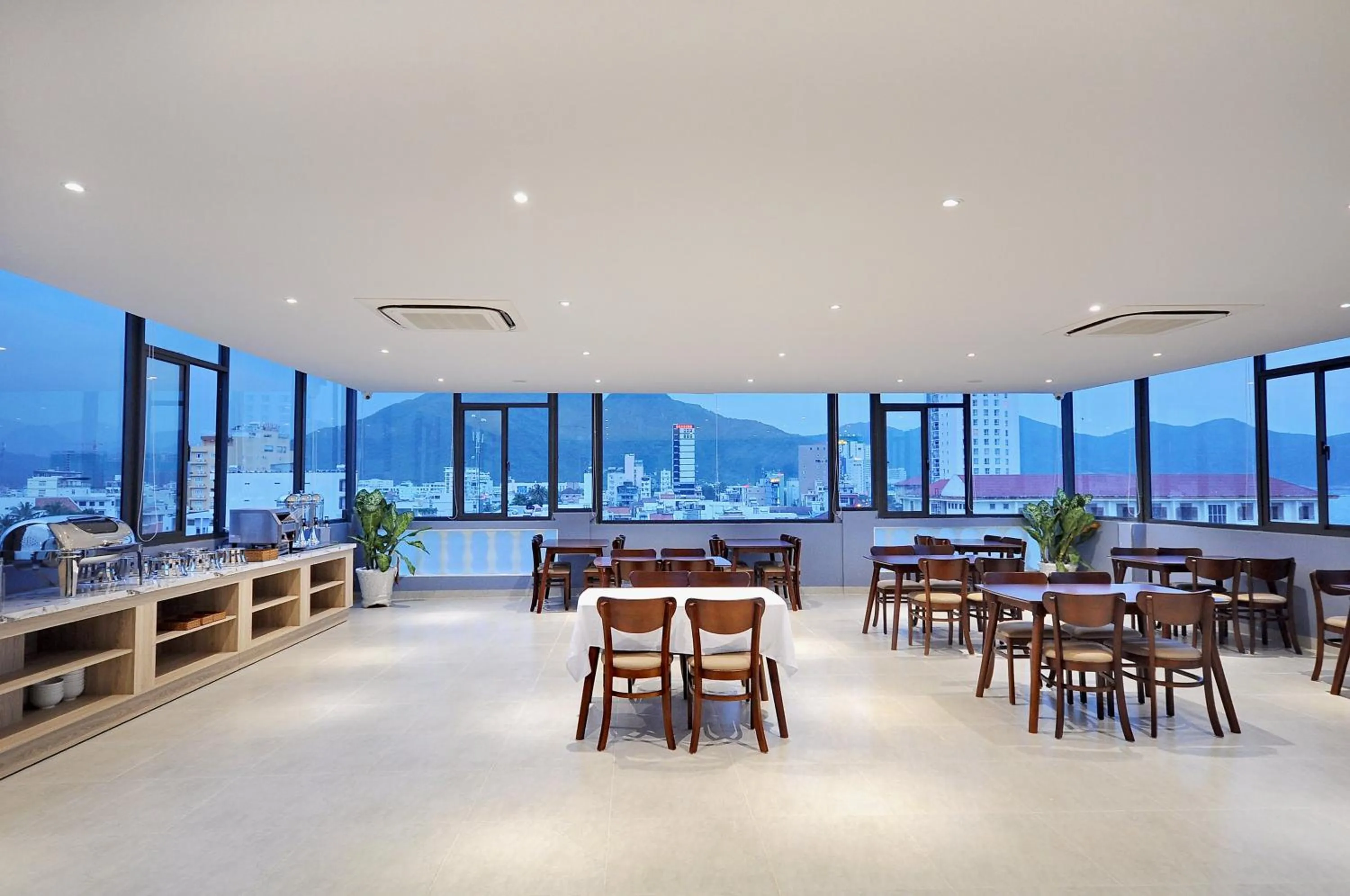 Restaurant/places to eat in For You Hotel