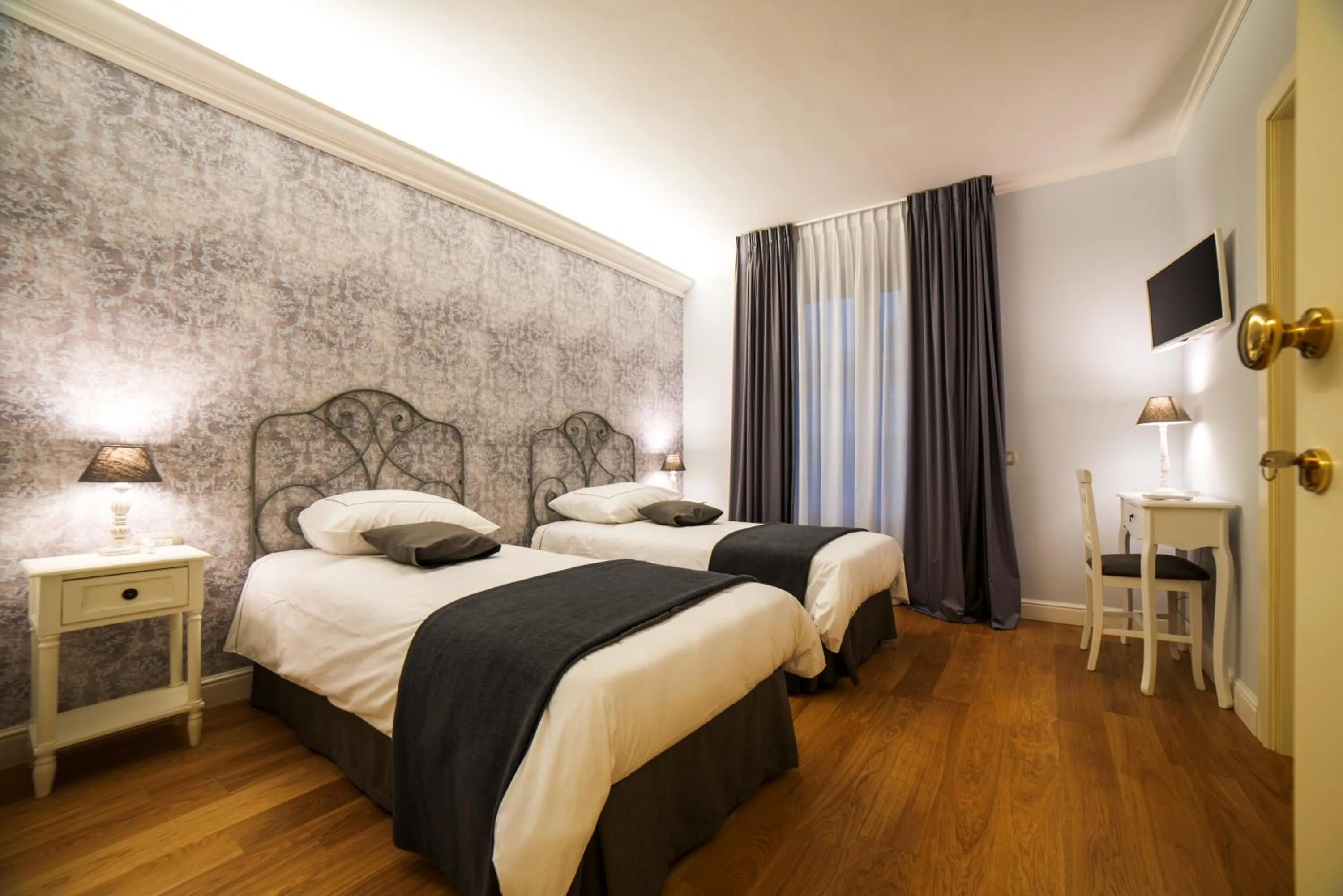 Photo of the whole room in Maralè