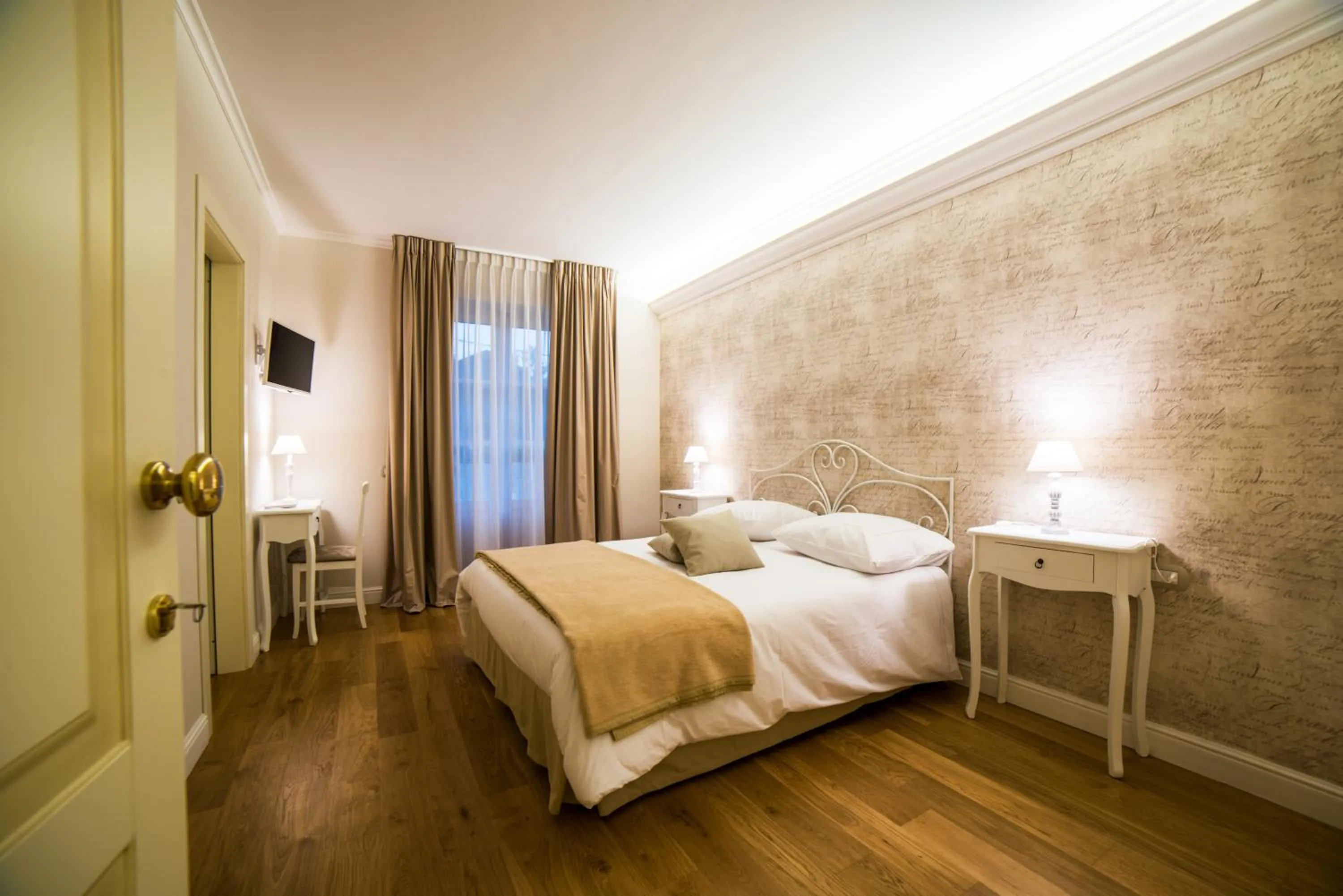 Photo of the whole room in Maralè