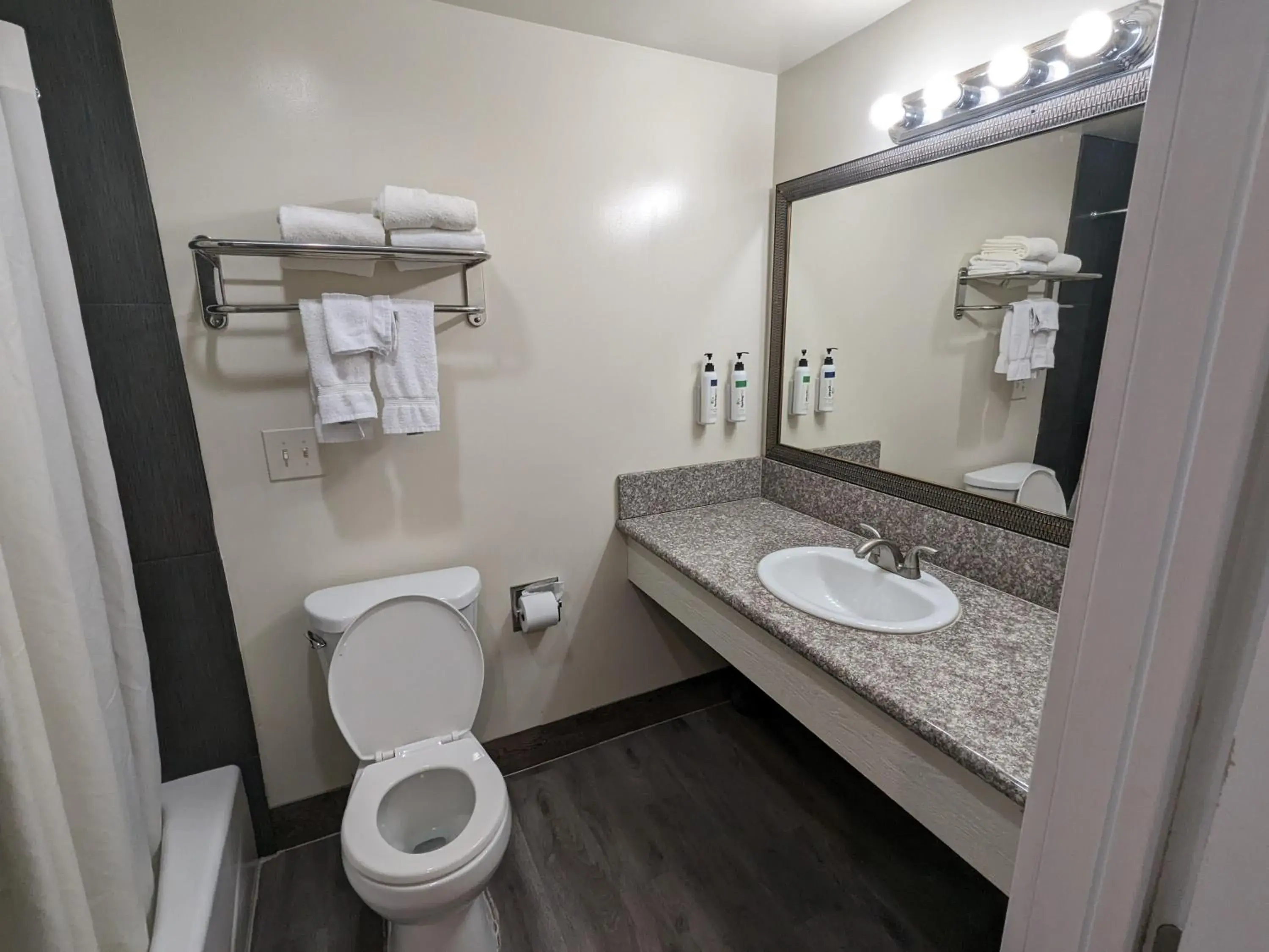 King Bed Room Exterior in Valley Inn King Bed Room Exterior in Valley Inn