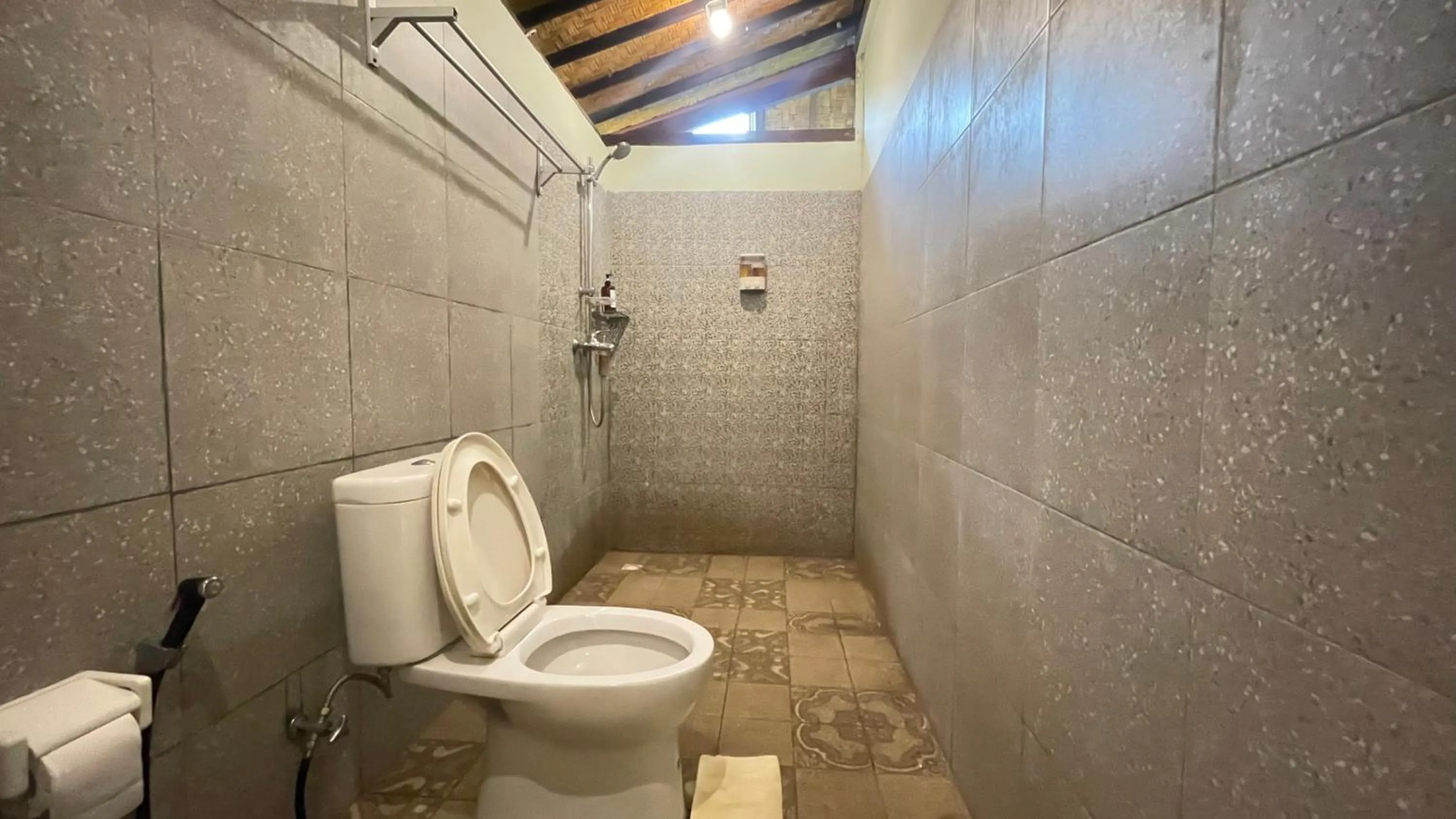 Toilet in MESARI Cottage