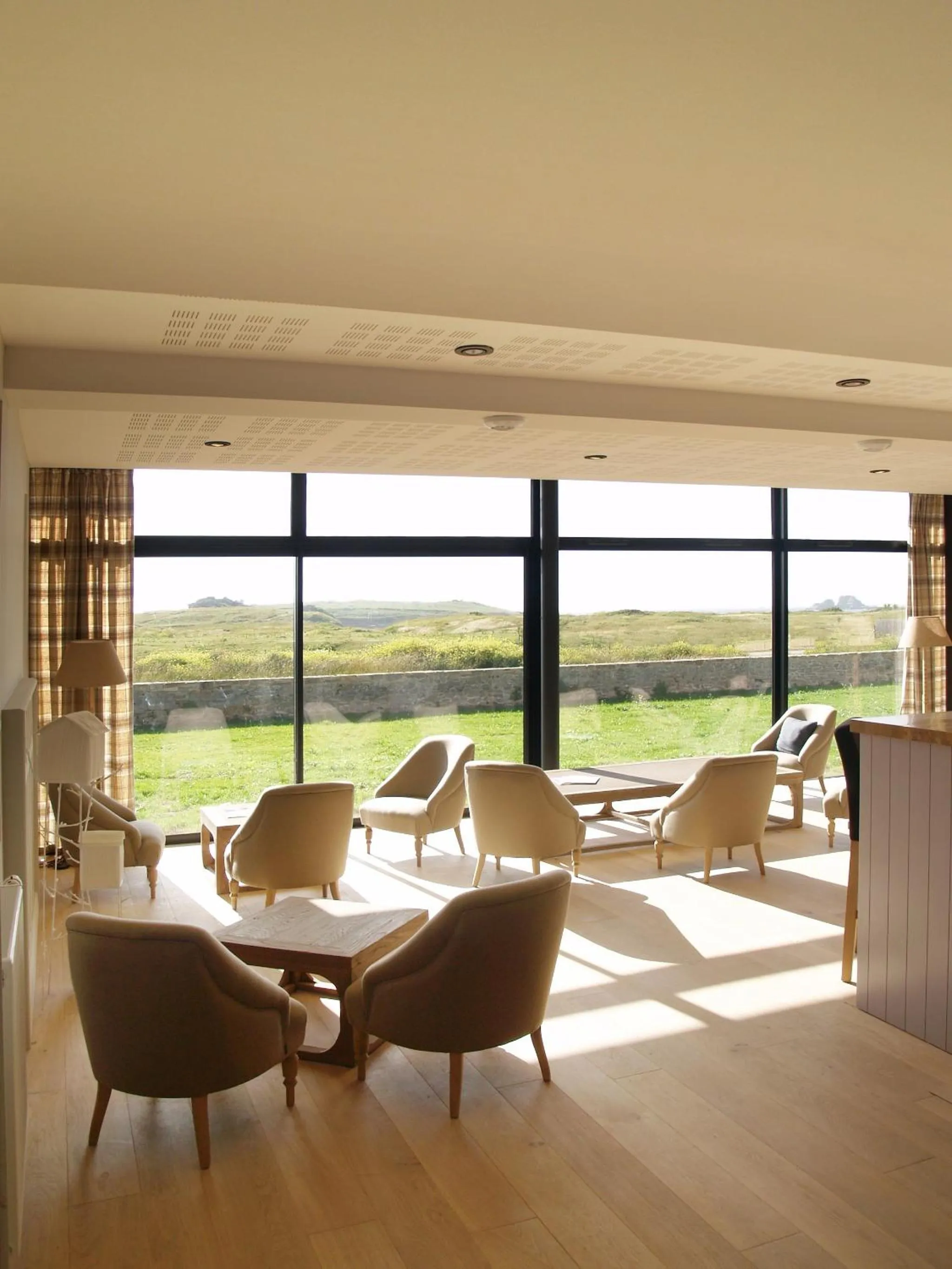 Lounge or bar in Logis Le Château de Sable