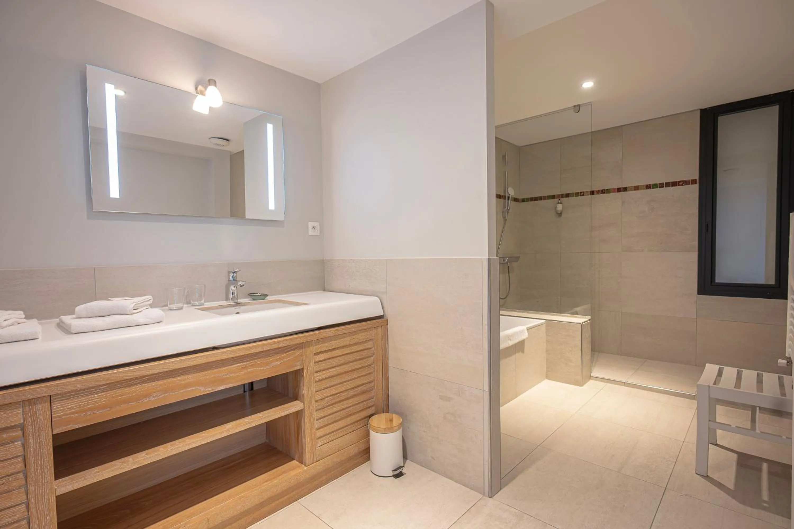 Shower in Logis Le Château de Sable