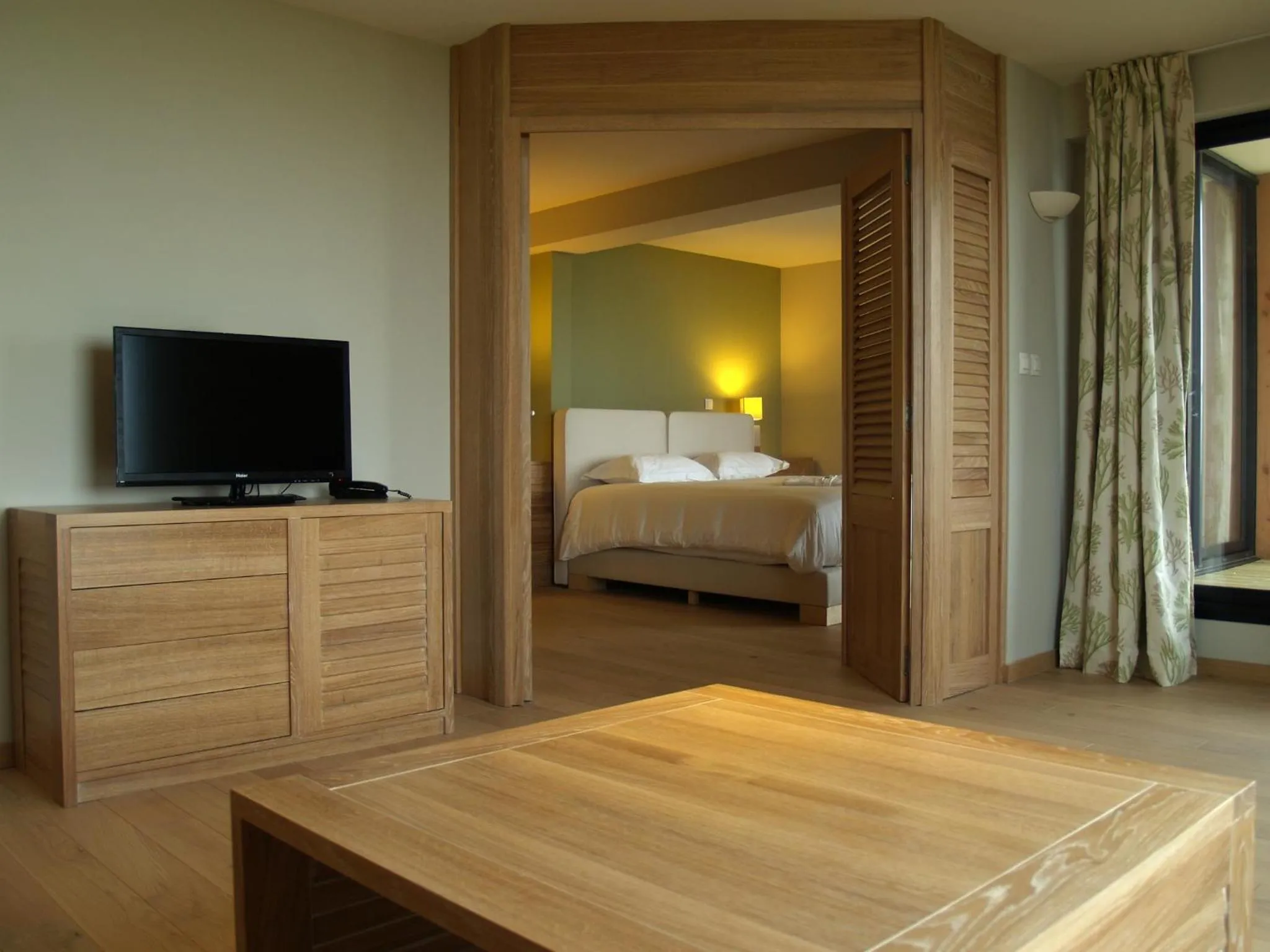 TV and multimedia, Bed in Logis Le Château de Sable