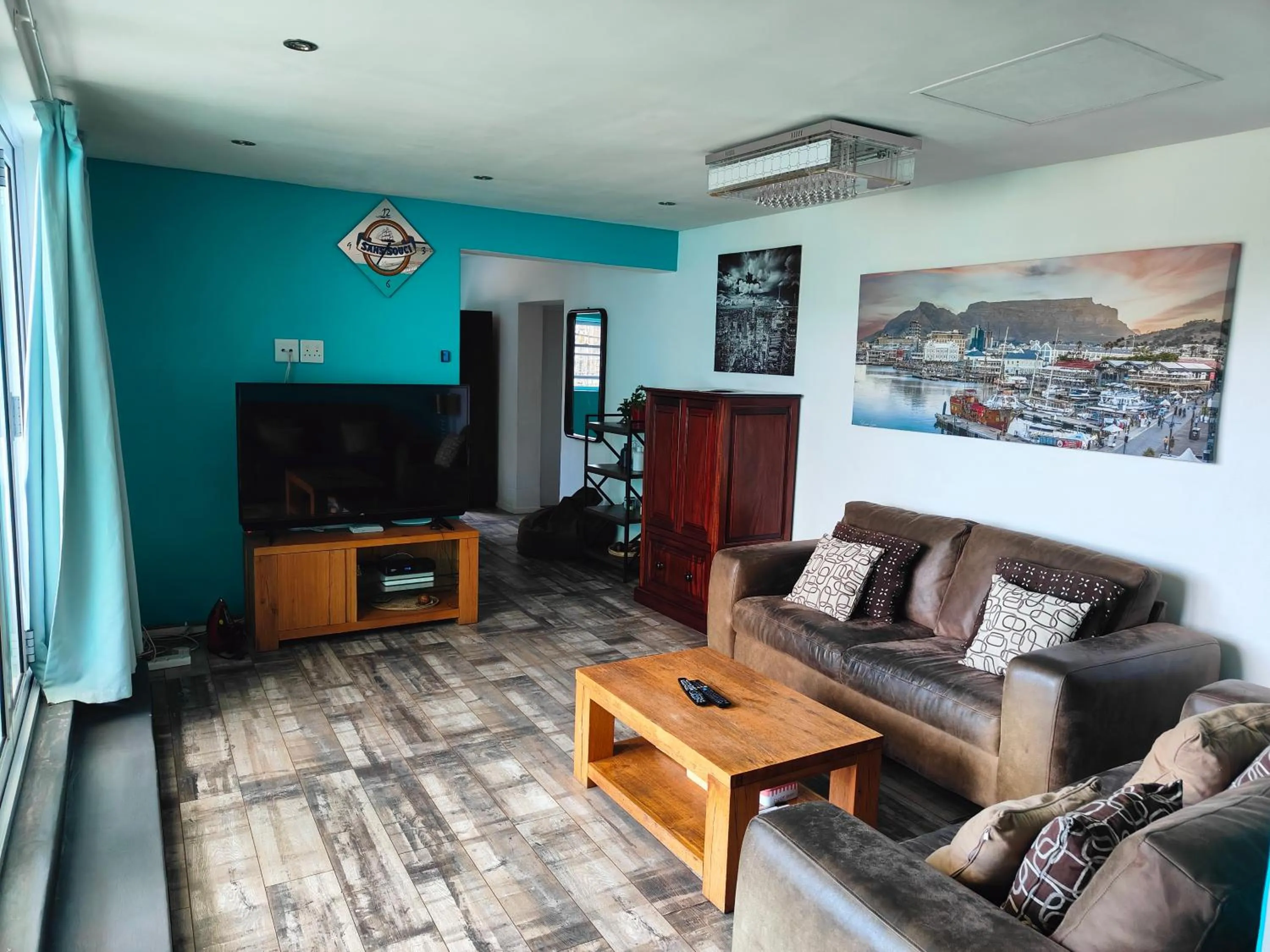 Communal lounge/ TV room in The Mountains