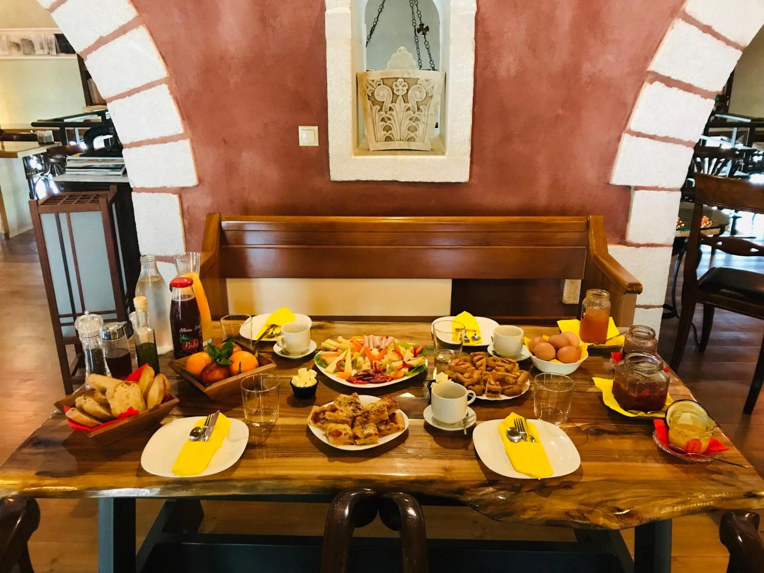 Dining area in Great Mantineia