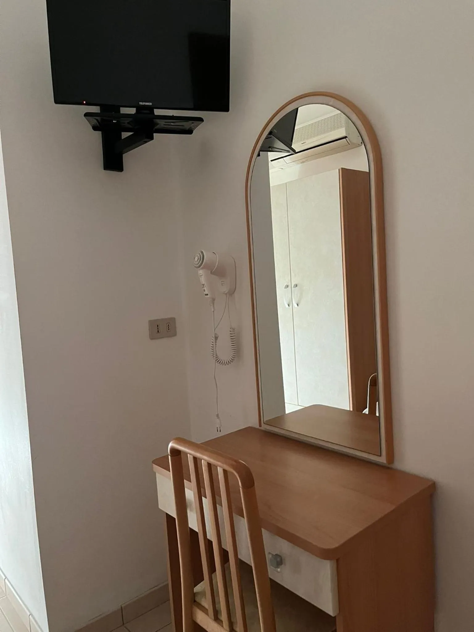 Photo of the whole room in Hotel Vienna Rivazzurra