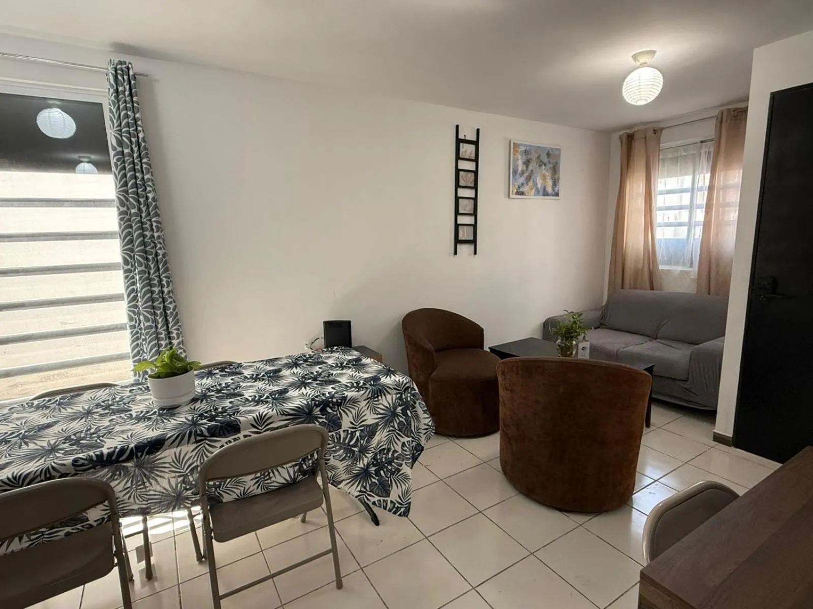 Dining area in Suites Apodaca