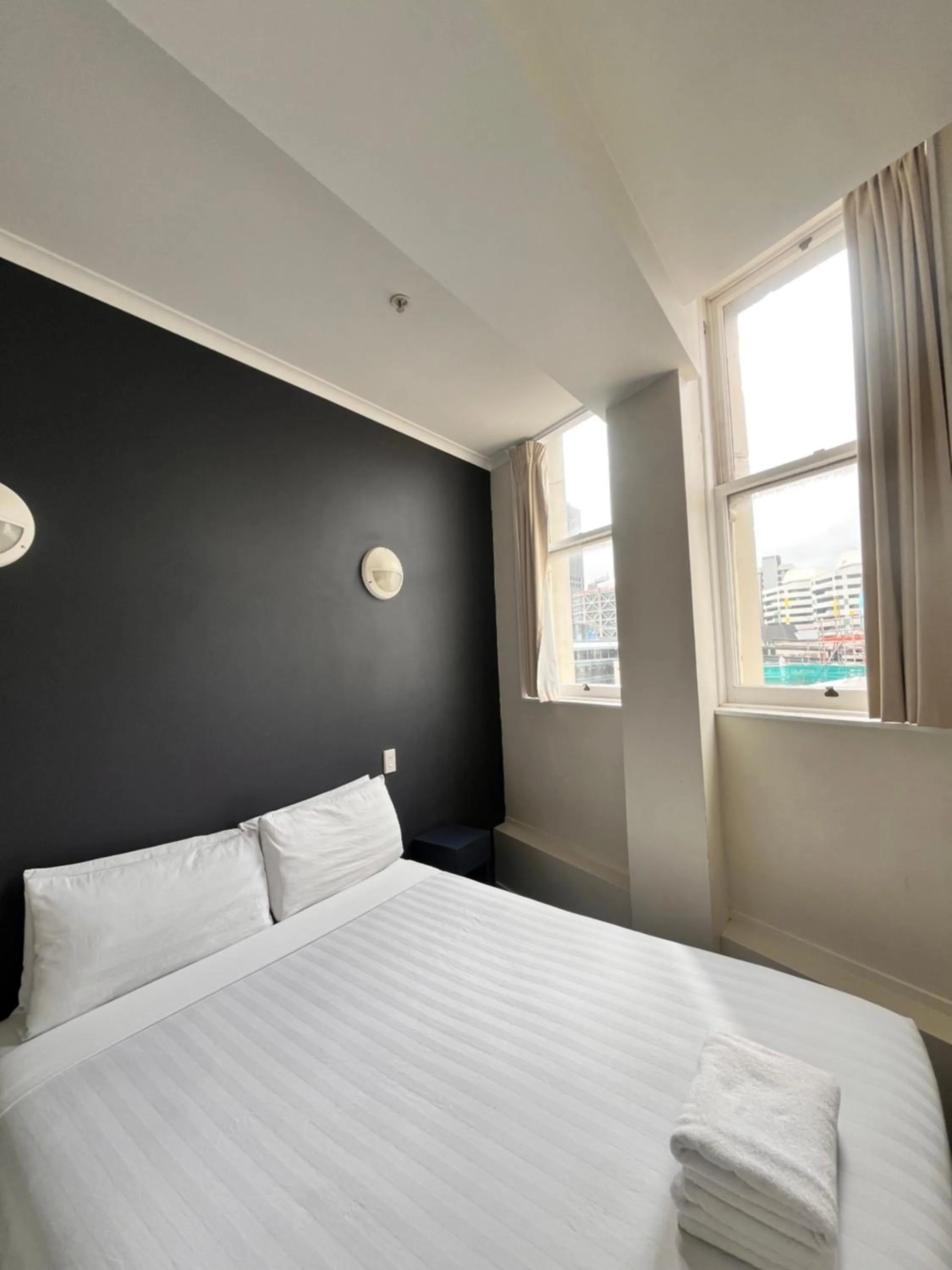 Bedroom, Bed in Nomads Capital Backpackers - Wellington