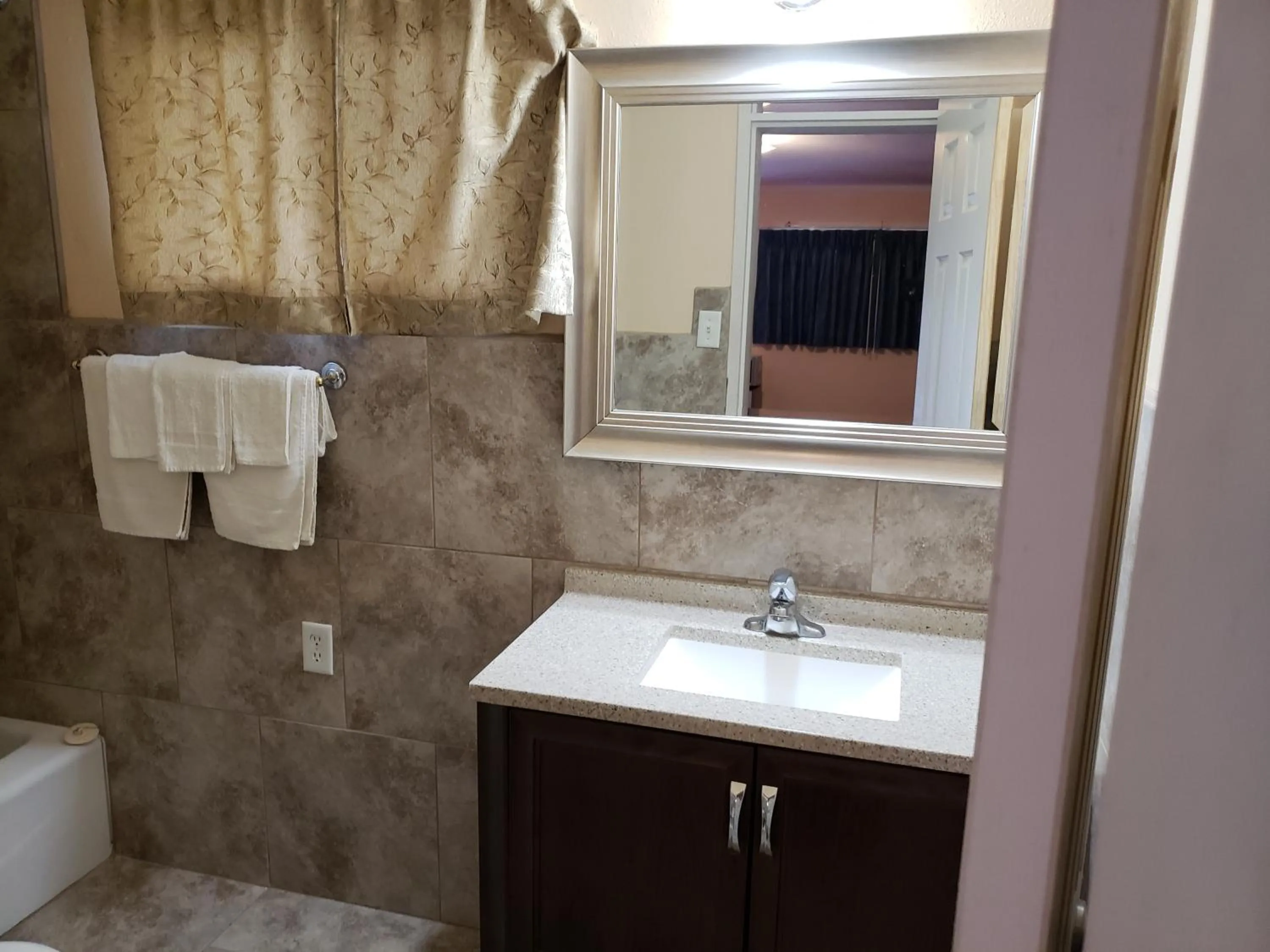 Bathroom in Encino Motel