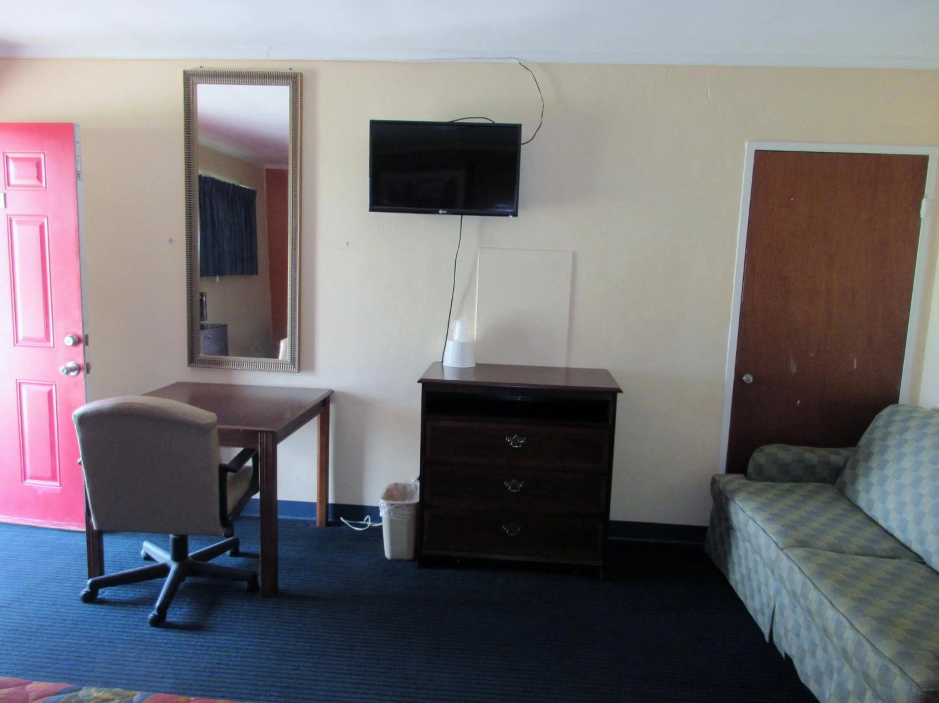 Communal lounge/ TV room in Encino Motel