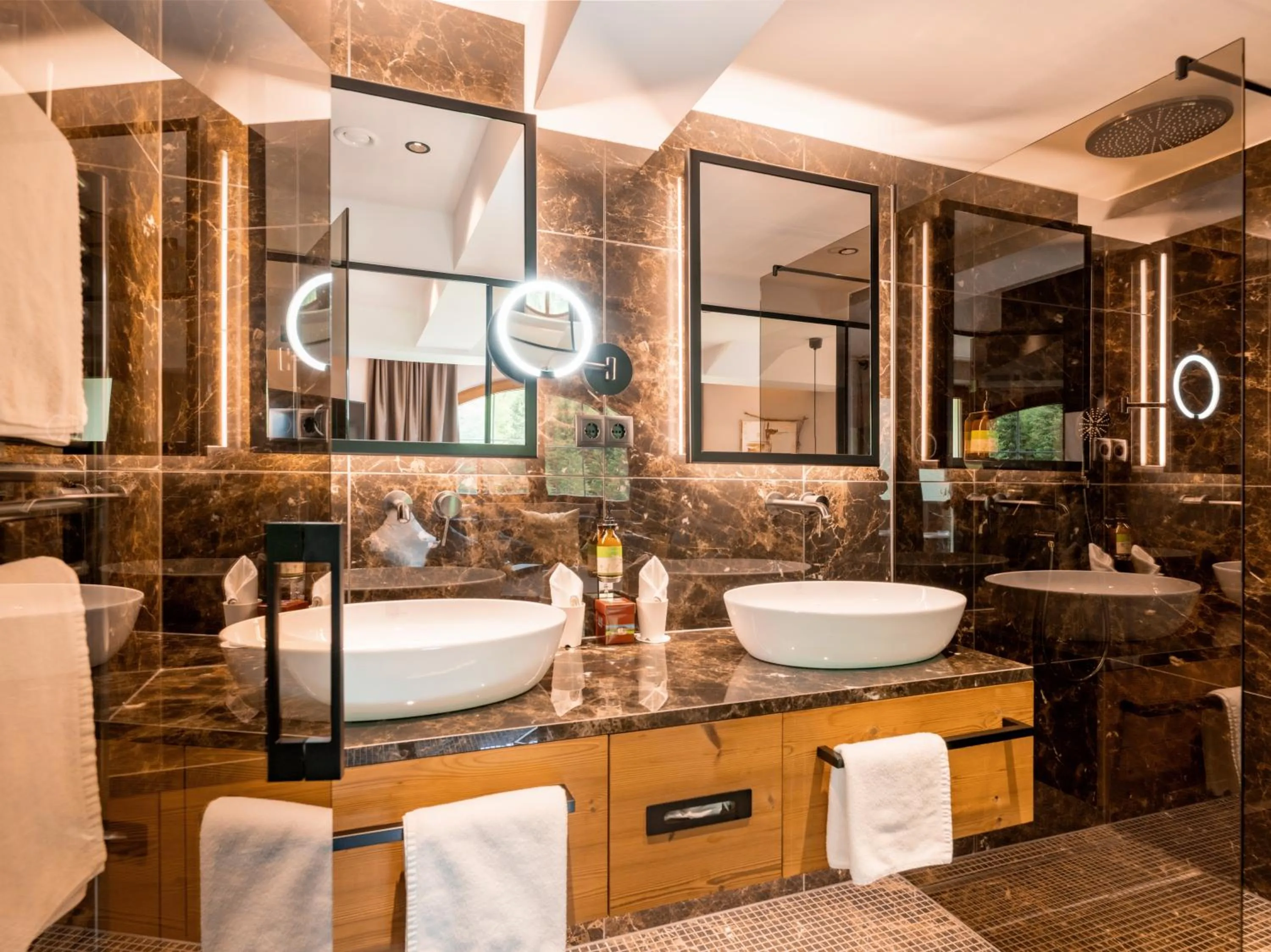 Shower in Hotel Waldfriede - Der Logenplatz im Zillertal