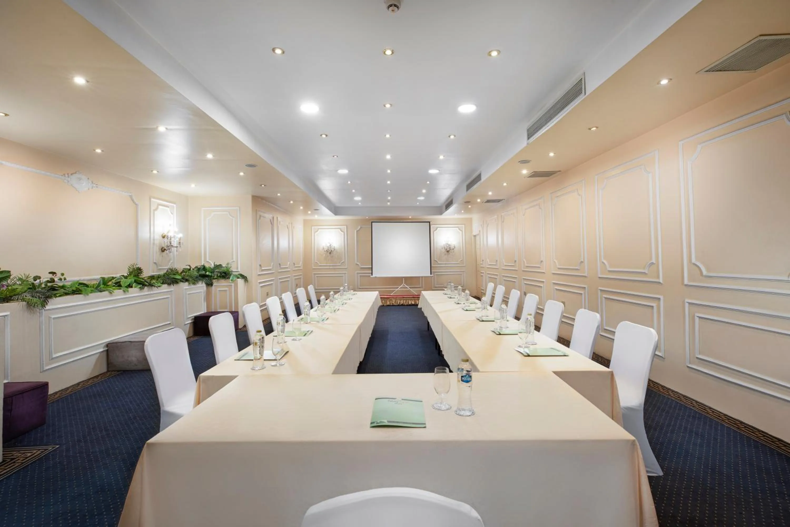 Meeting/conference room in Holidays Express Hotel