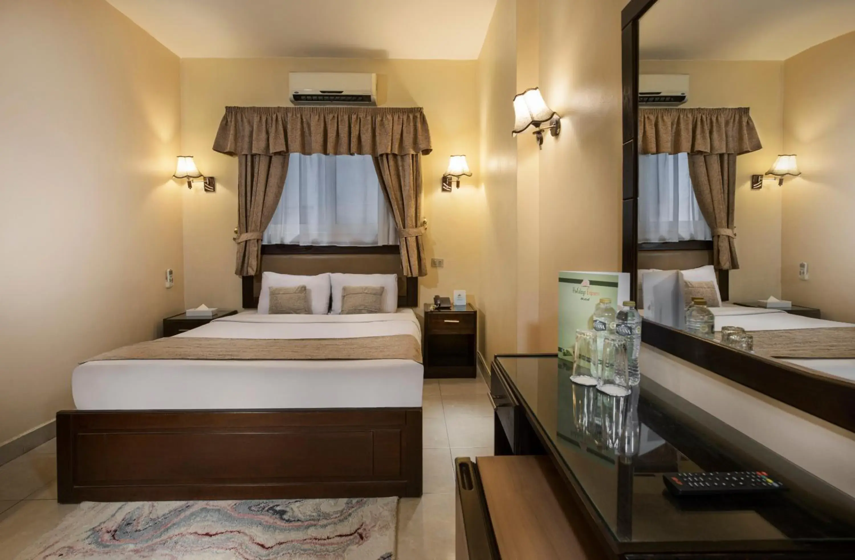 Classic King Room in Holidays Express Hotel Classic King Room in Holidays Express Hotel