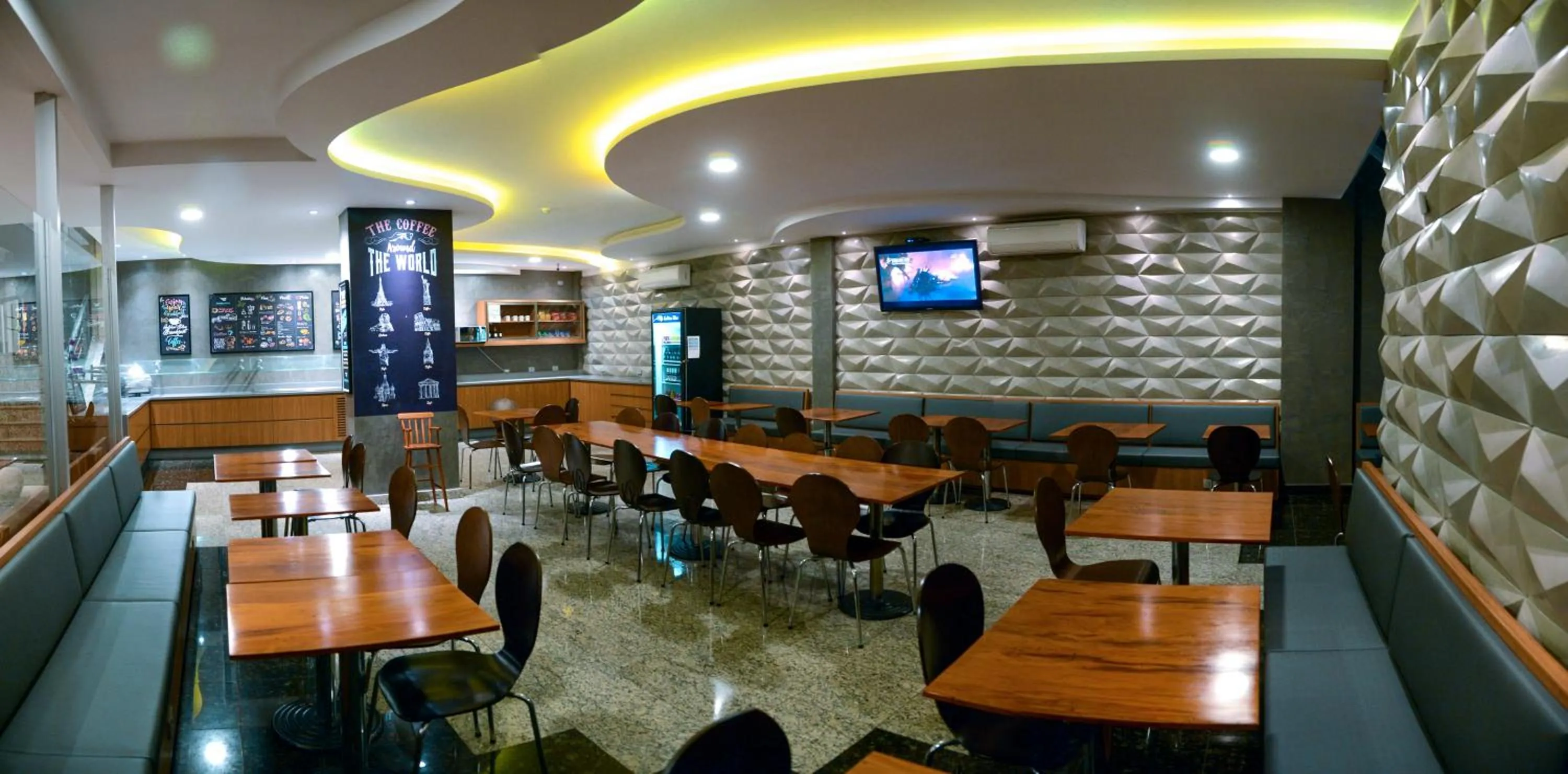 Restaurant/places to eat in Golden Blue Hotel