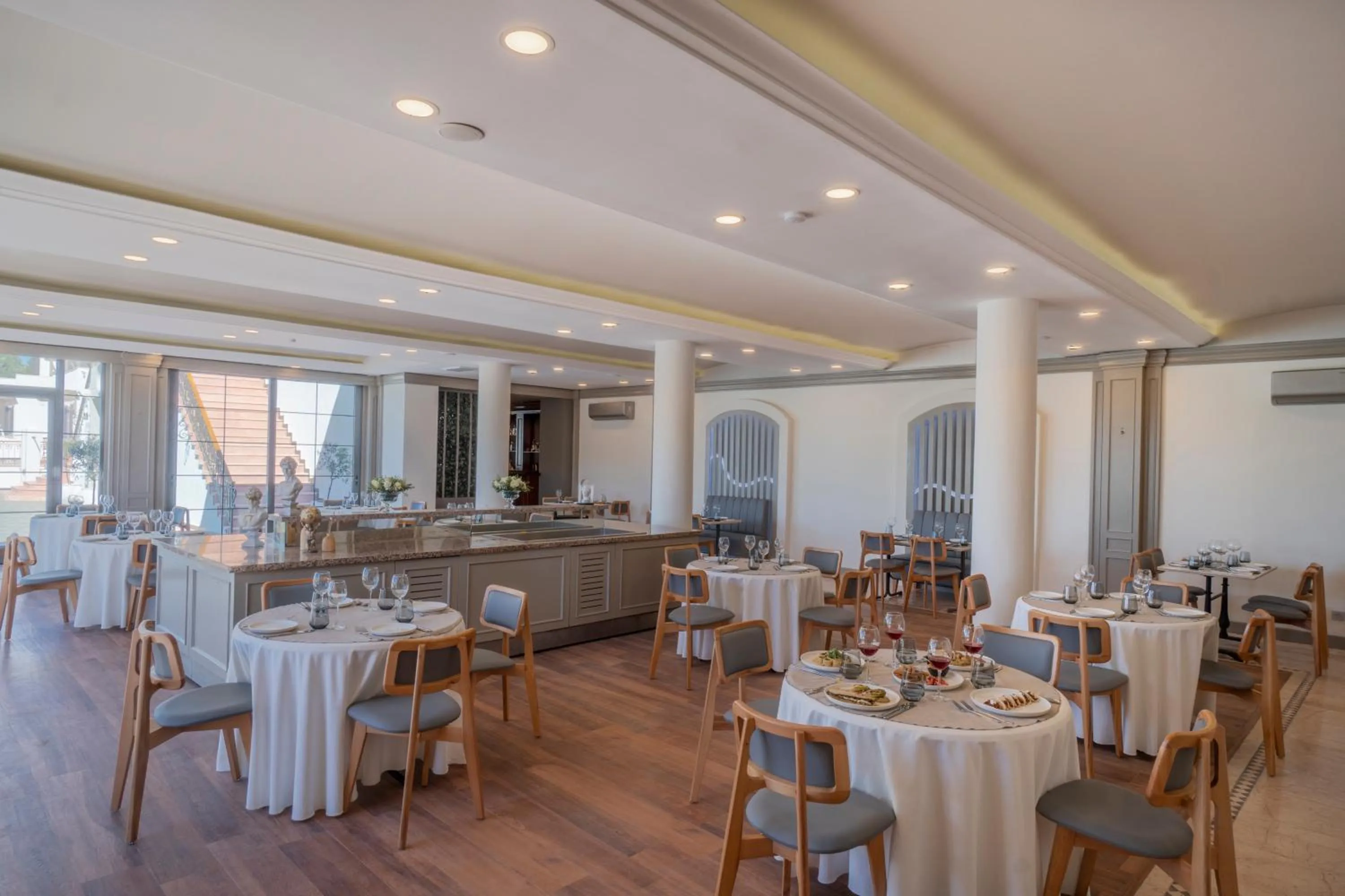 Restaurant/places to eat in Elementa Boutique Hotel - Adults Only