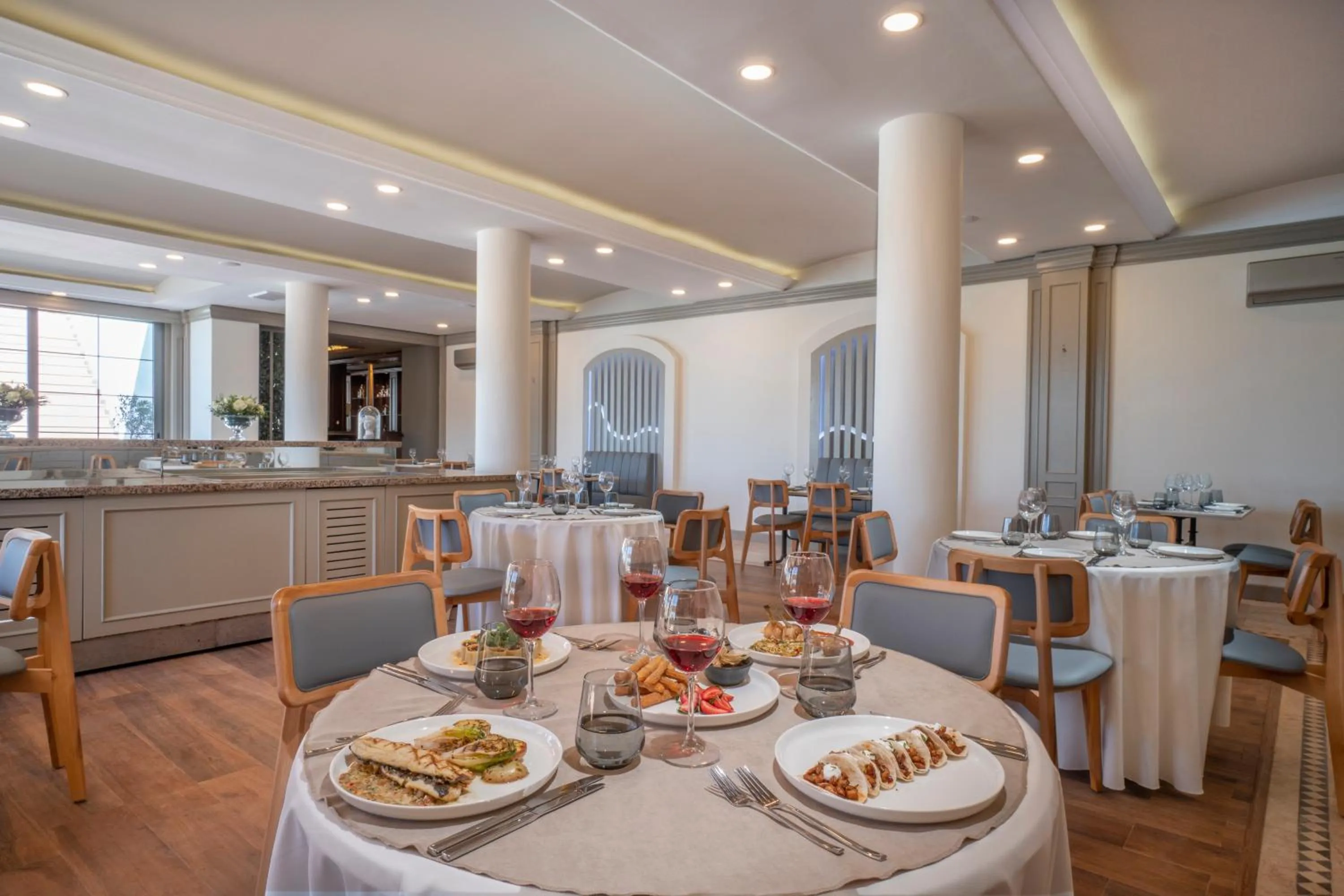 Restaurant/places to eat in Elementa Boutique Hotel - Adults Only