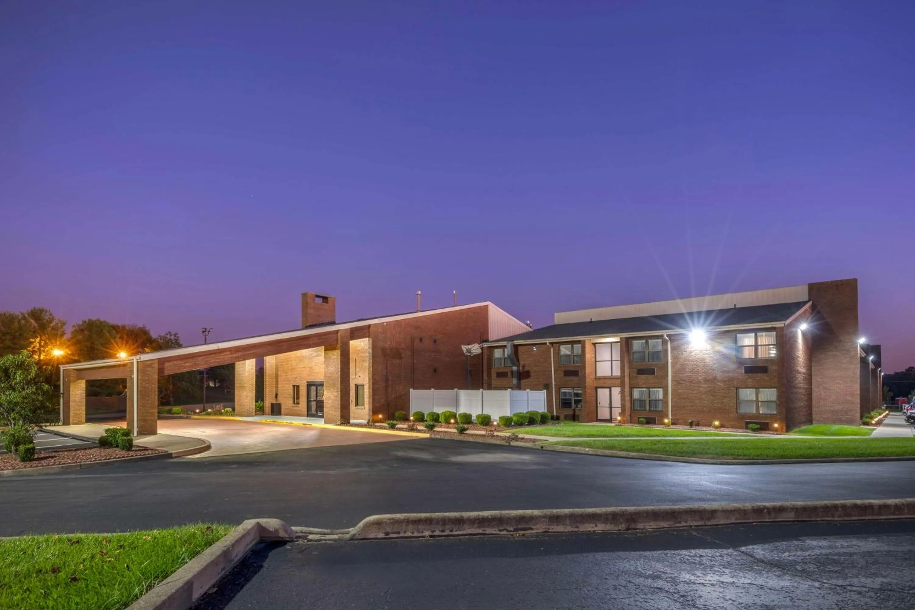 Property building in Best Western Campbellsville Inn