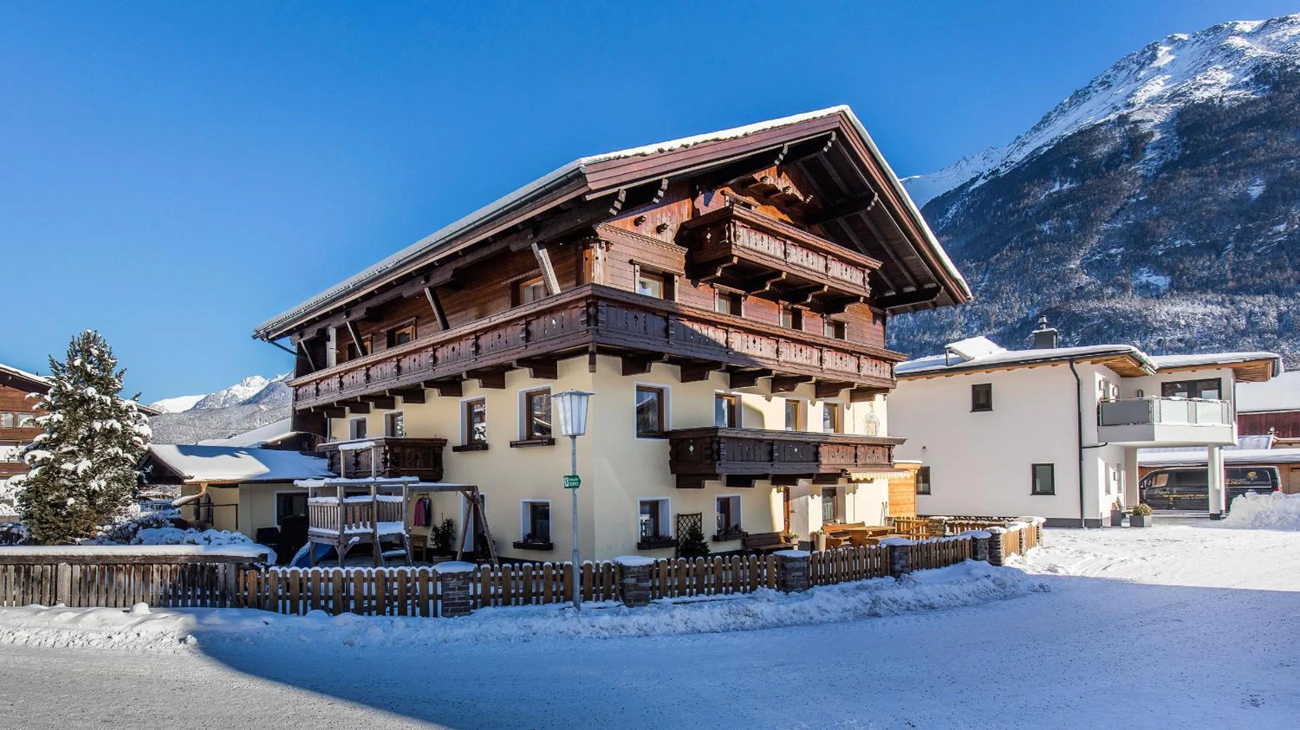 Property building in Albert'n Haus