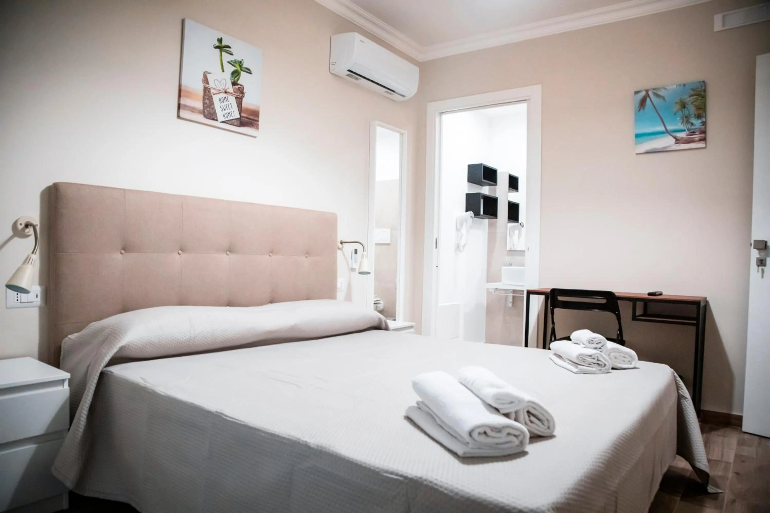 Photo of the whole room, Bed in Khome Giardini Naxos