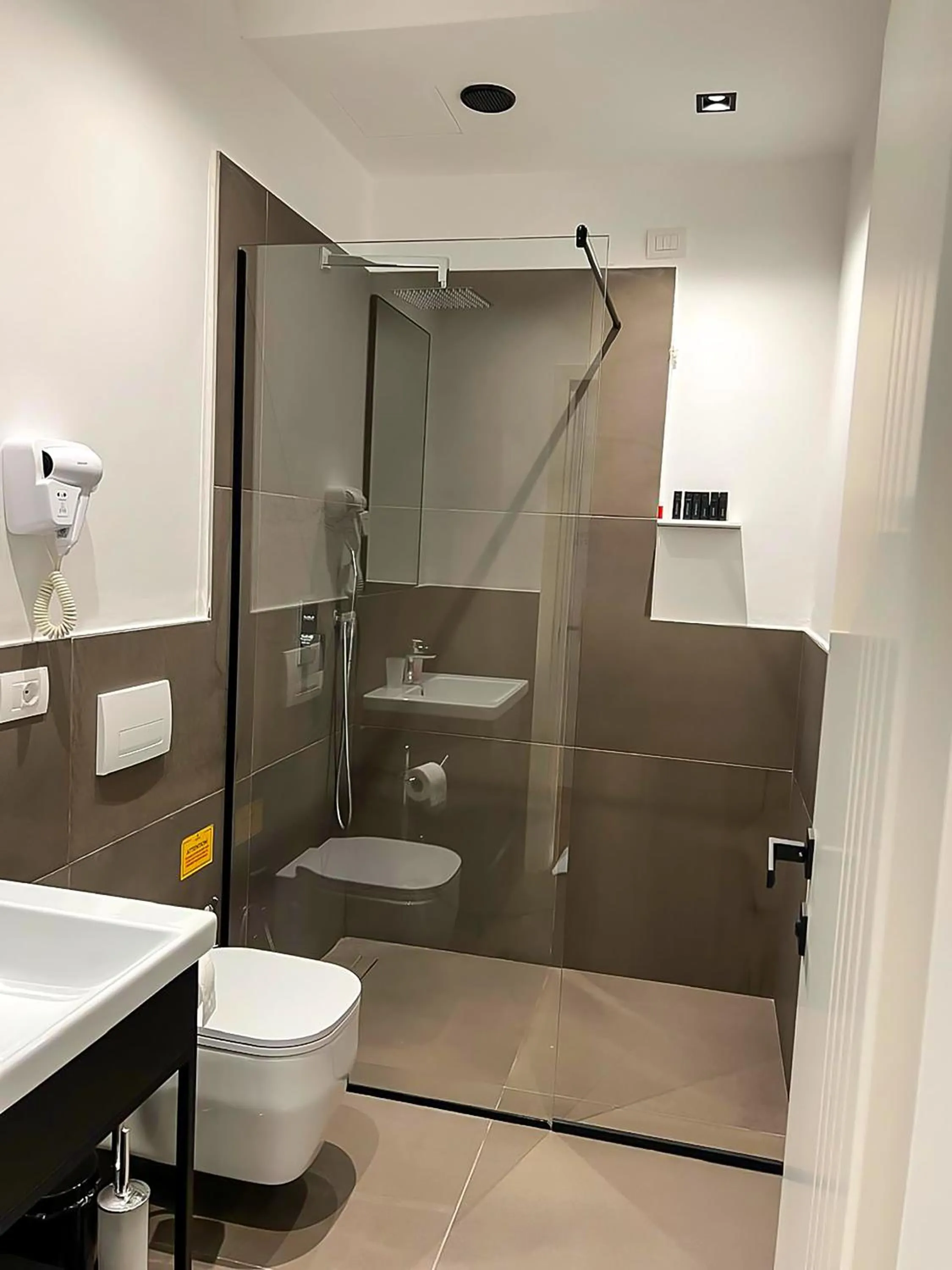 Shower in Hotel Central