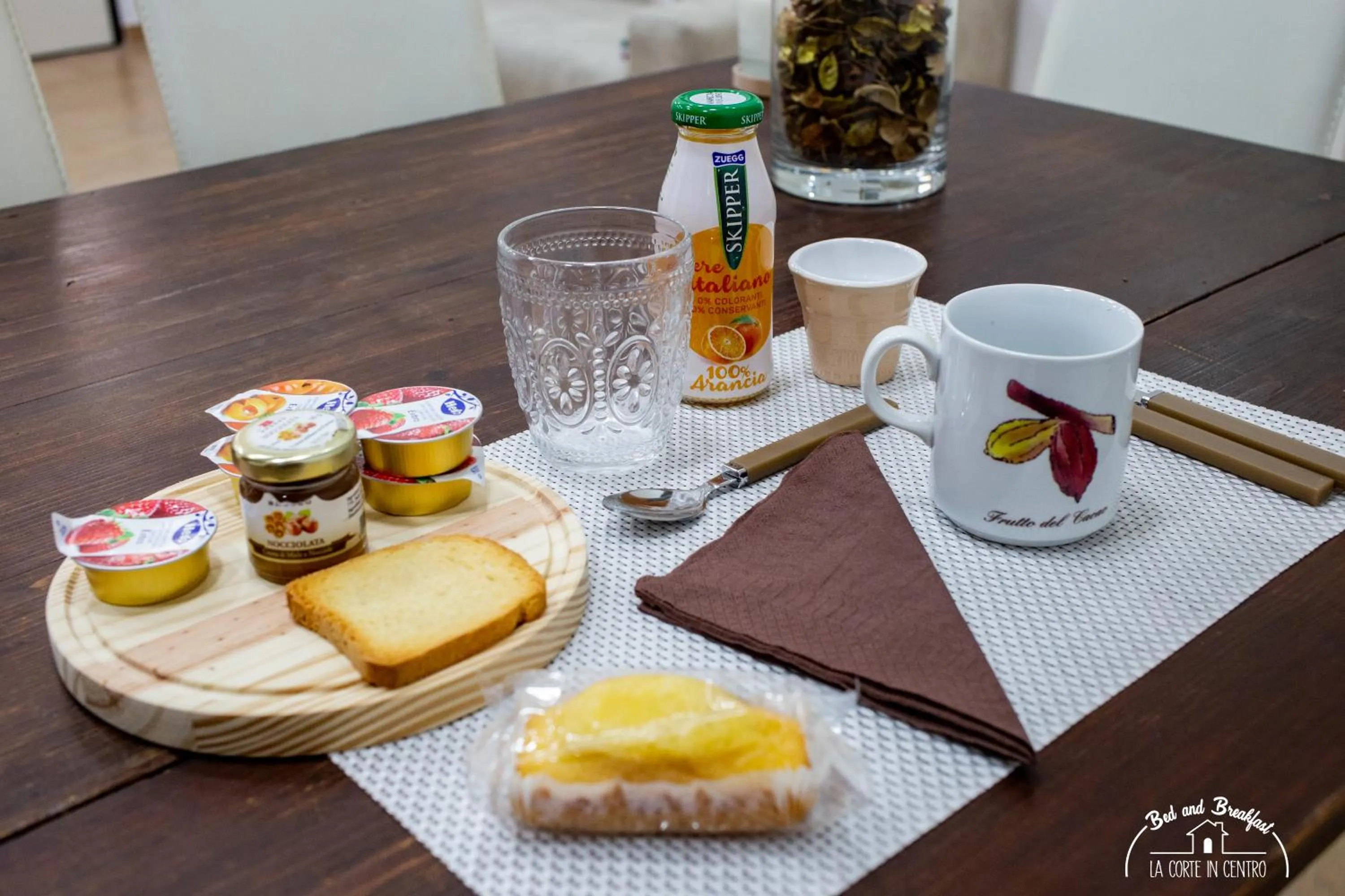 Italian breakfast in b&b la corte in centro