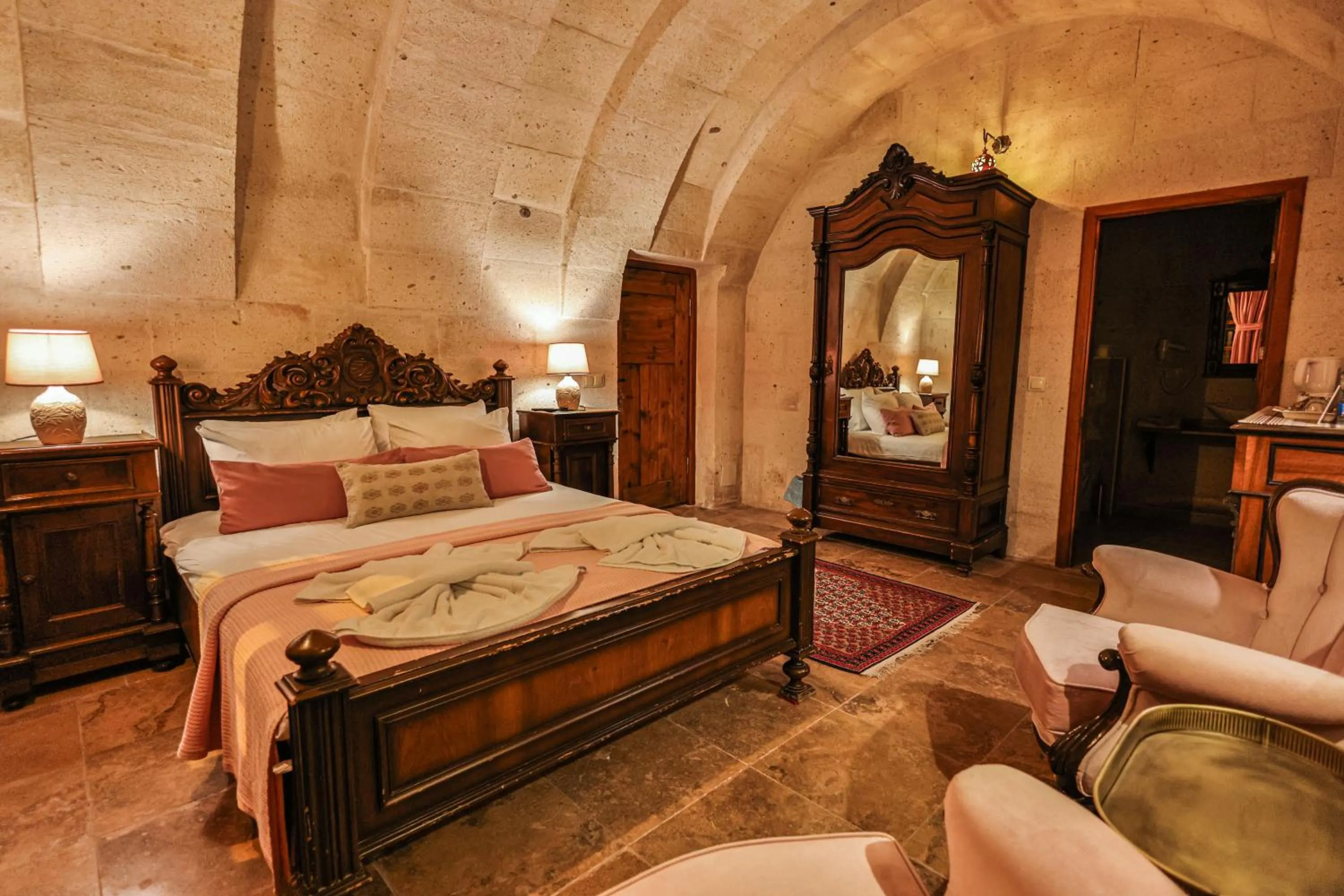 Photo of the whole room, Bed in Cappadocia Eagle Cave Inn