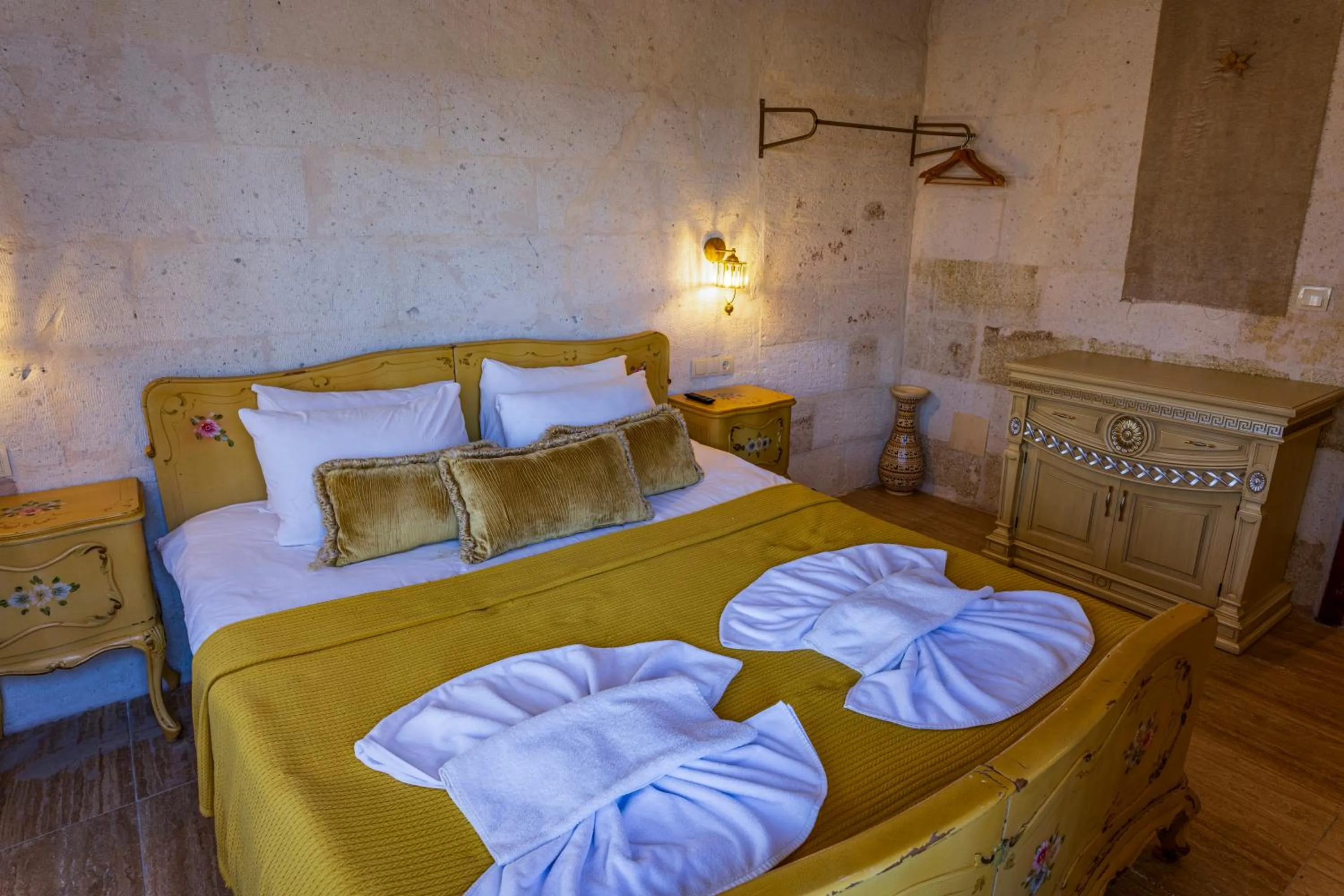 Bedroom, Bed in Cappadocia Eagle Cave Inn