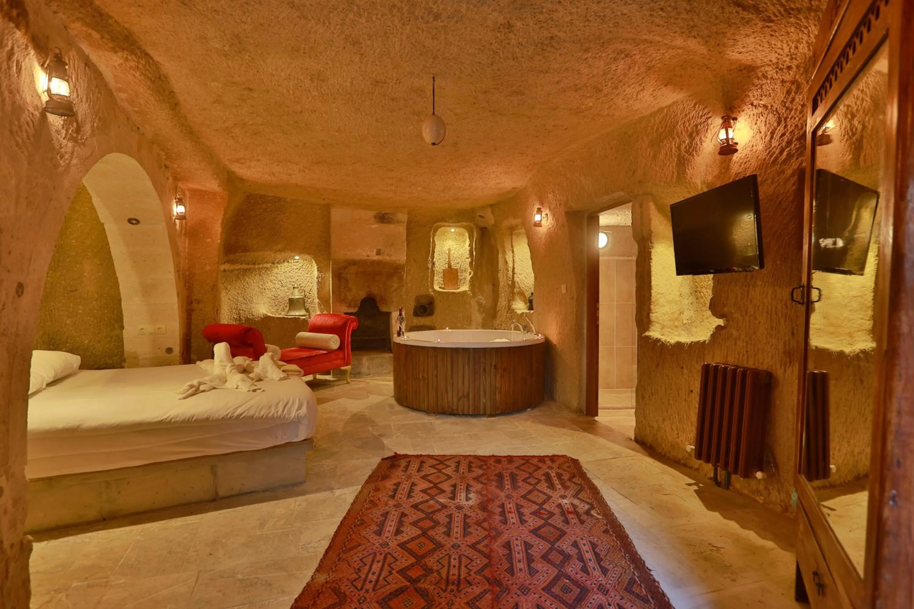 Photo of the whole room, Bed in Cappadocia Eagle Cave Inn