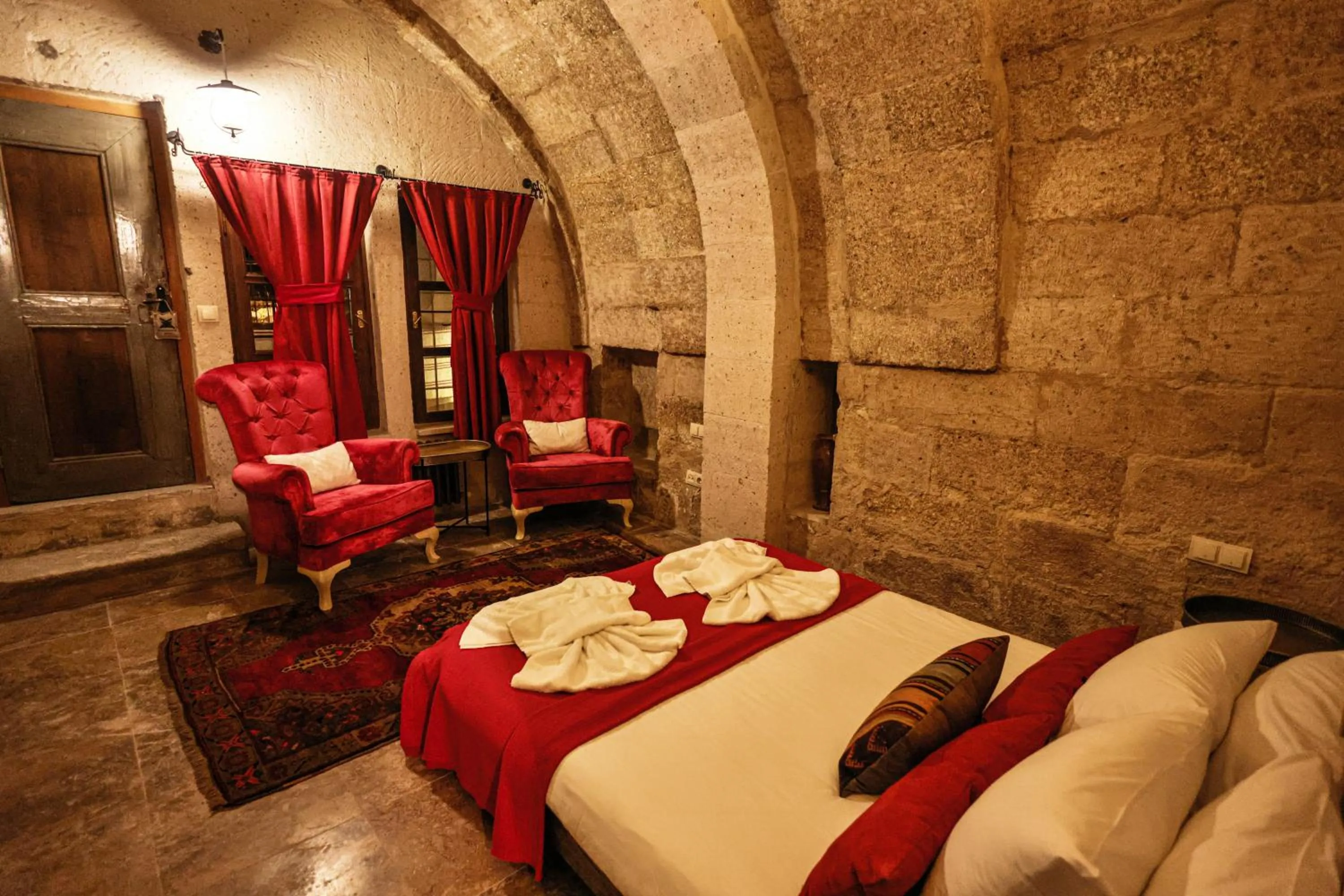 Photo of the whole room, Bed in Cappadocia Eagle Cave Inn