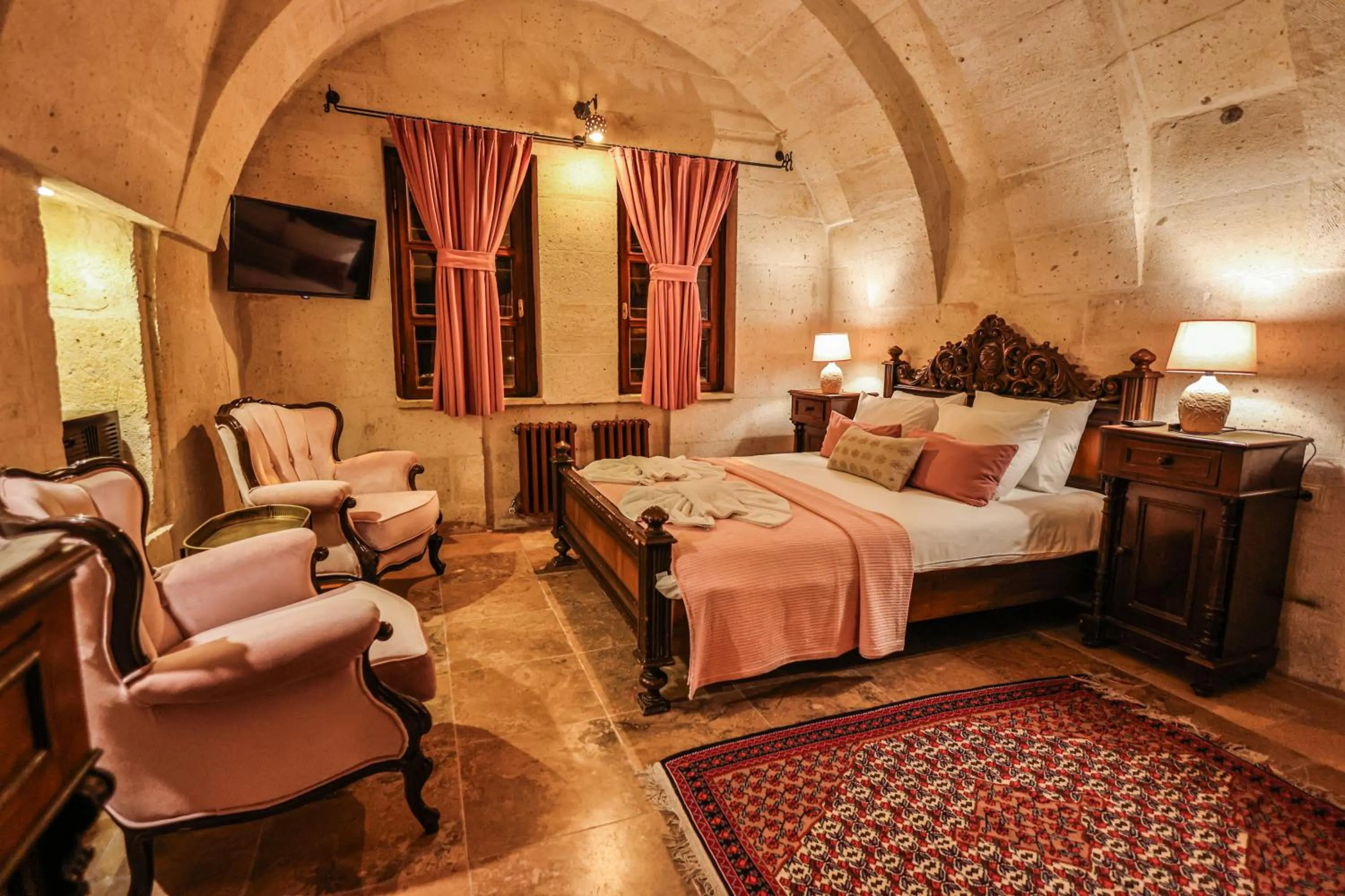 Photo of the whole room, Bed in Cappadocia Eagle Cave Inn