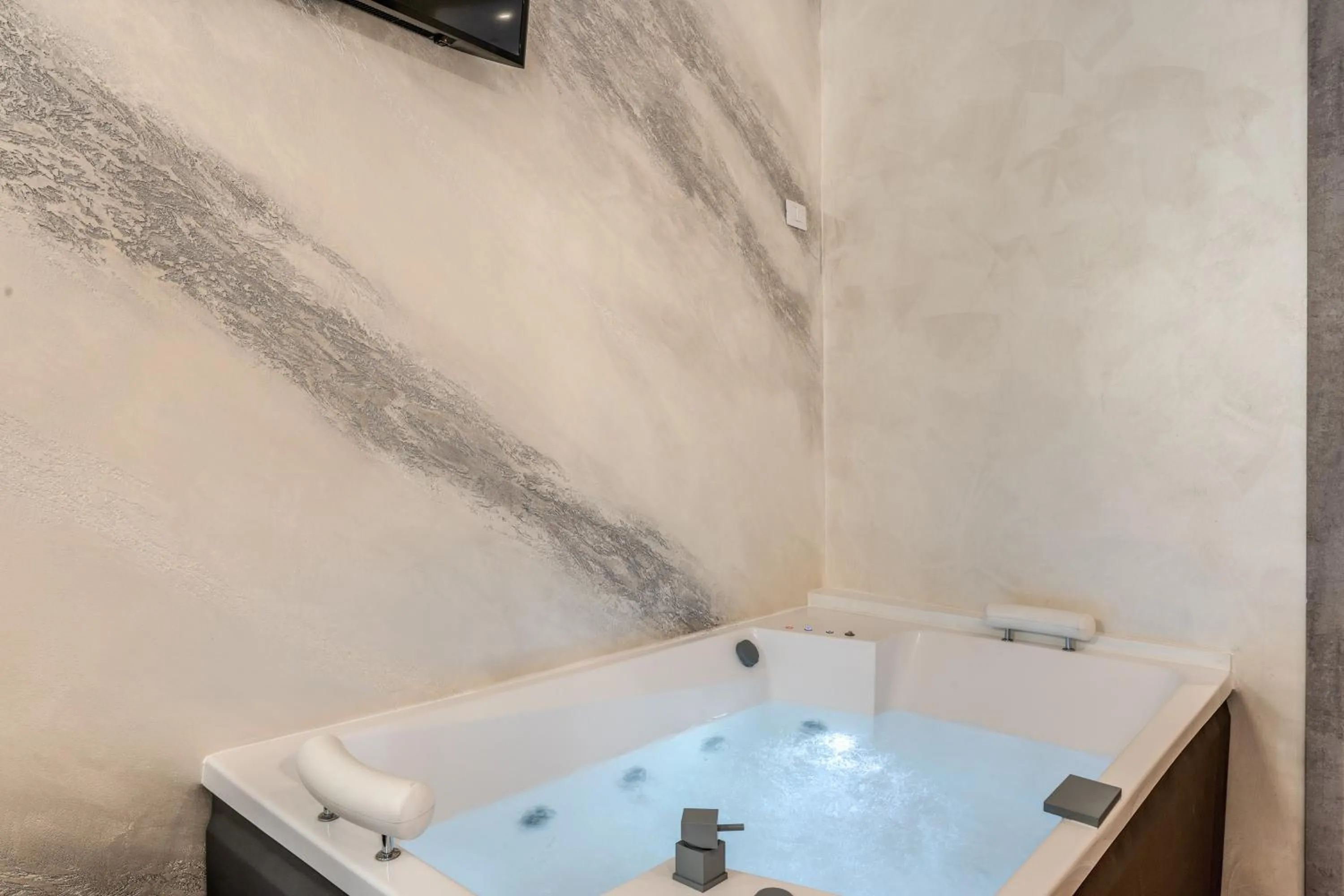 Hot Tub in Hotel Santa Prassede