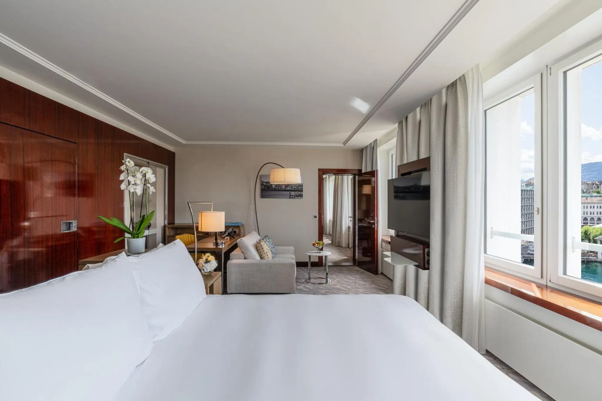 Sea view, Bed in Mandarin Oriental, Geneva