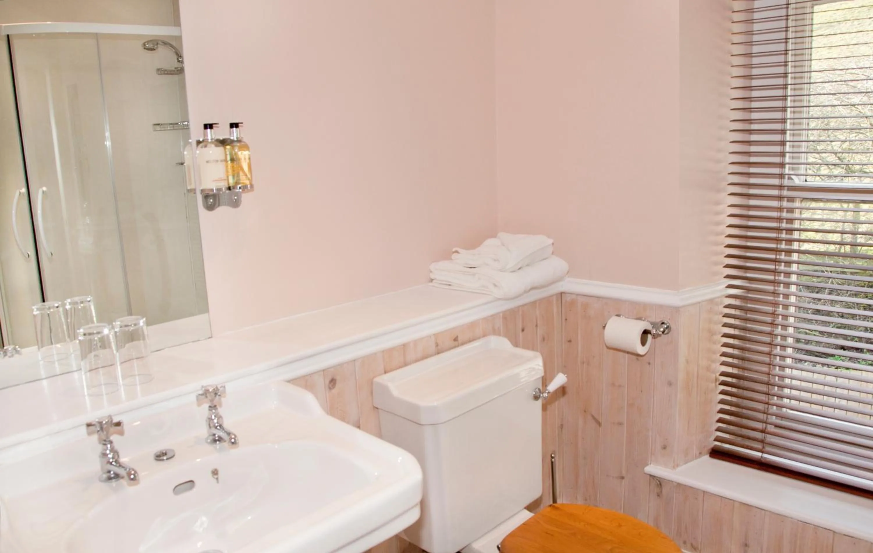 Bathroom in The Punch Bowl Inn