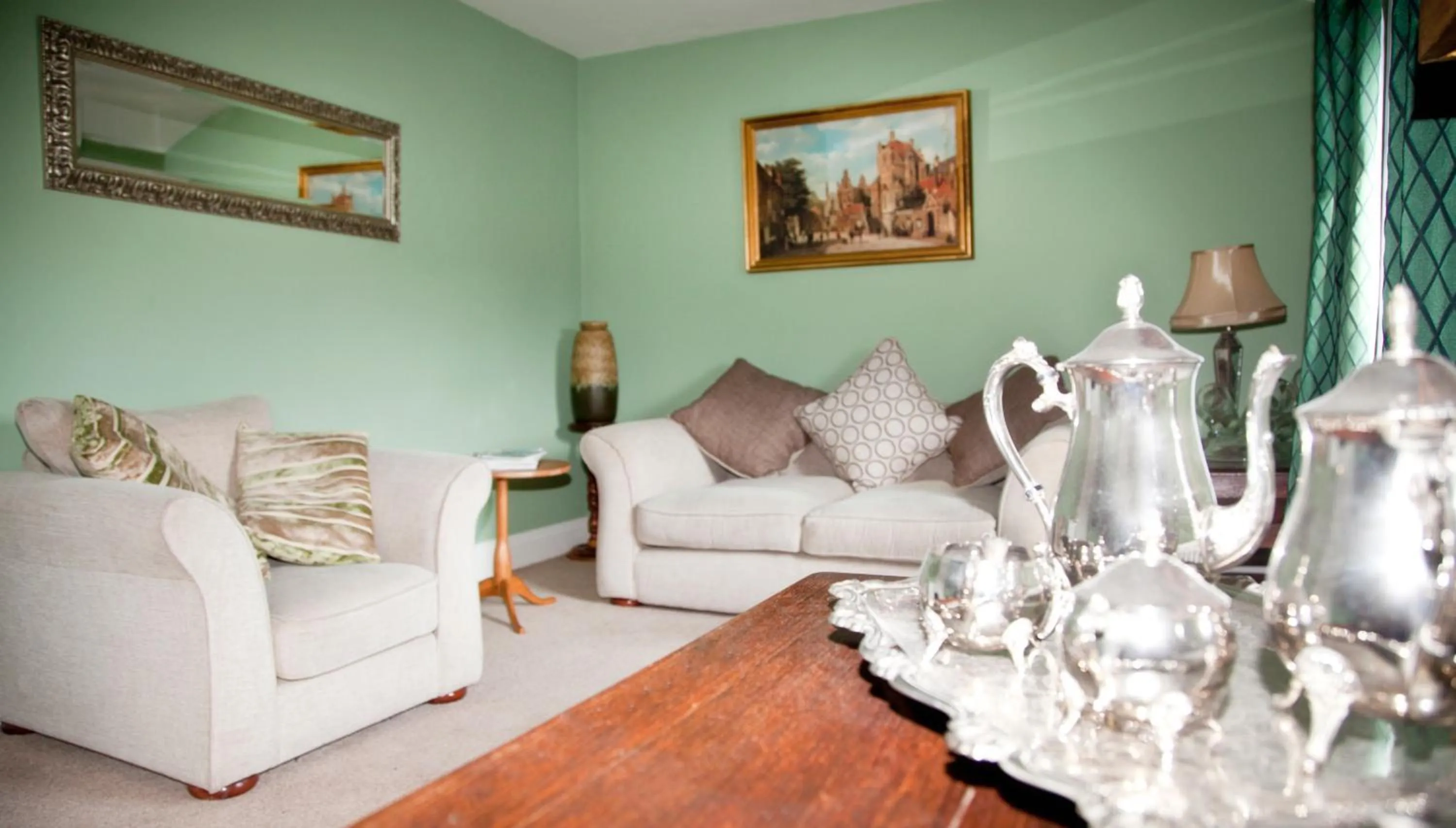 Communal lounge/ TV room in The Punch Bowl Inn