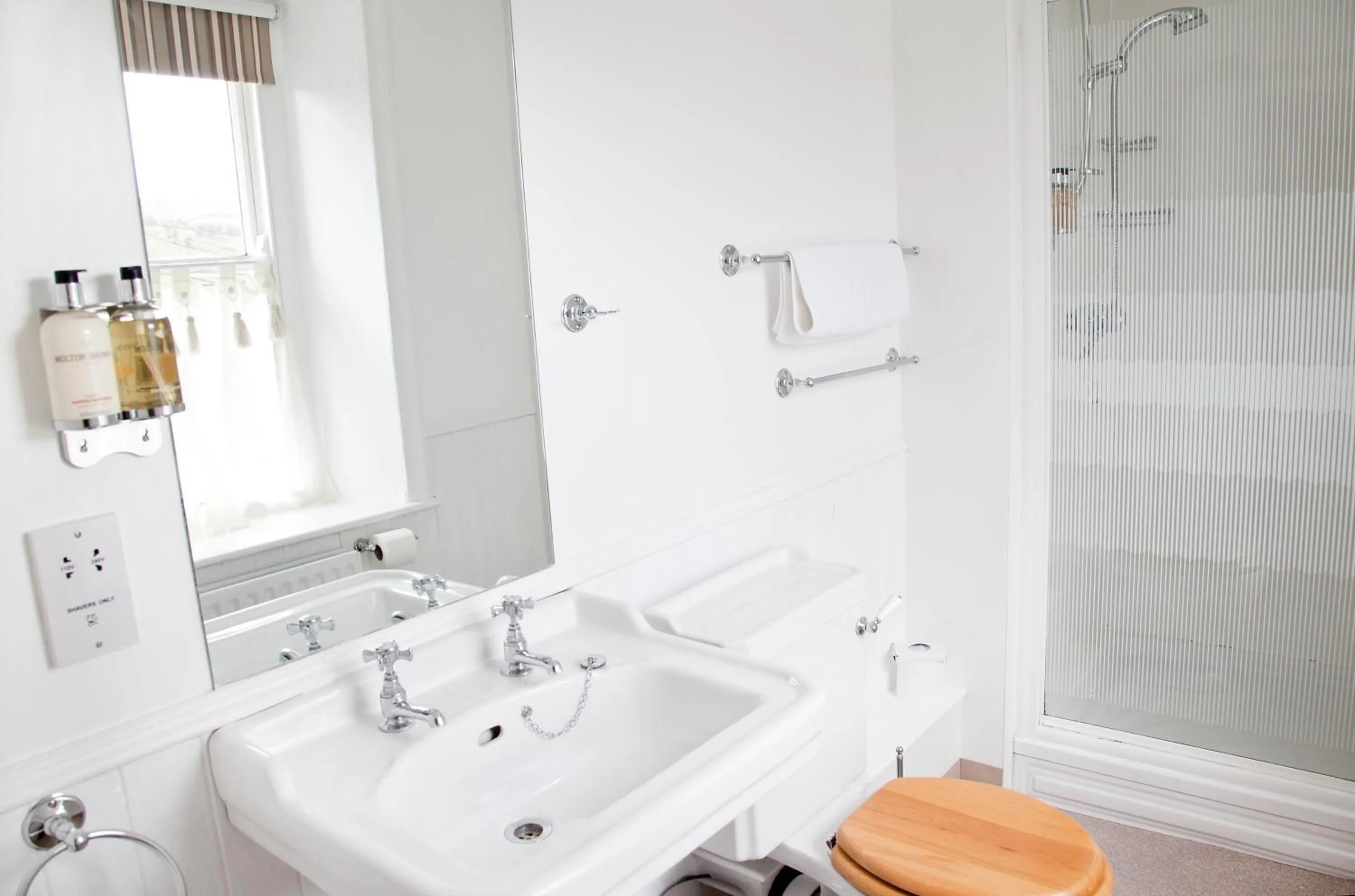 Bathroom in The Punch Bowl Inn