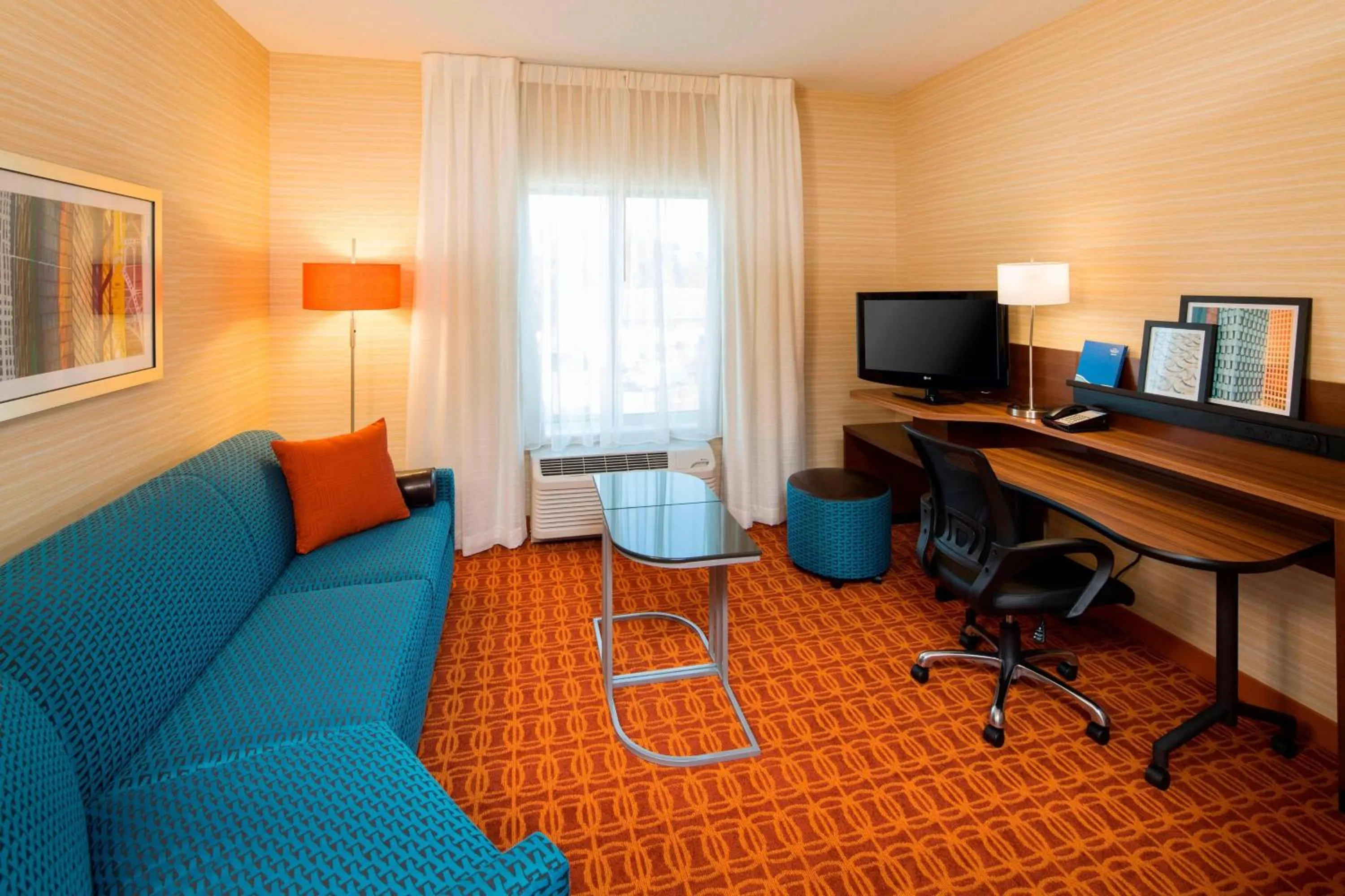 Living room in Fairfield Inn & Suites by Marriott Hershey Chocolate Avenue