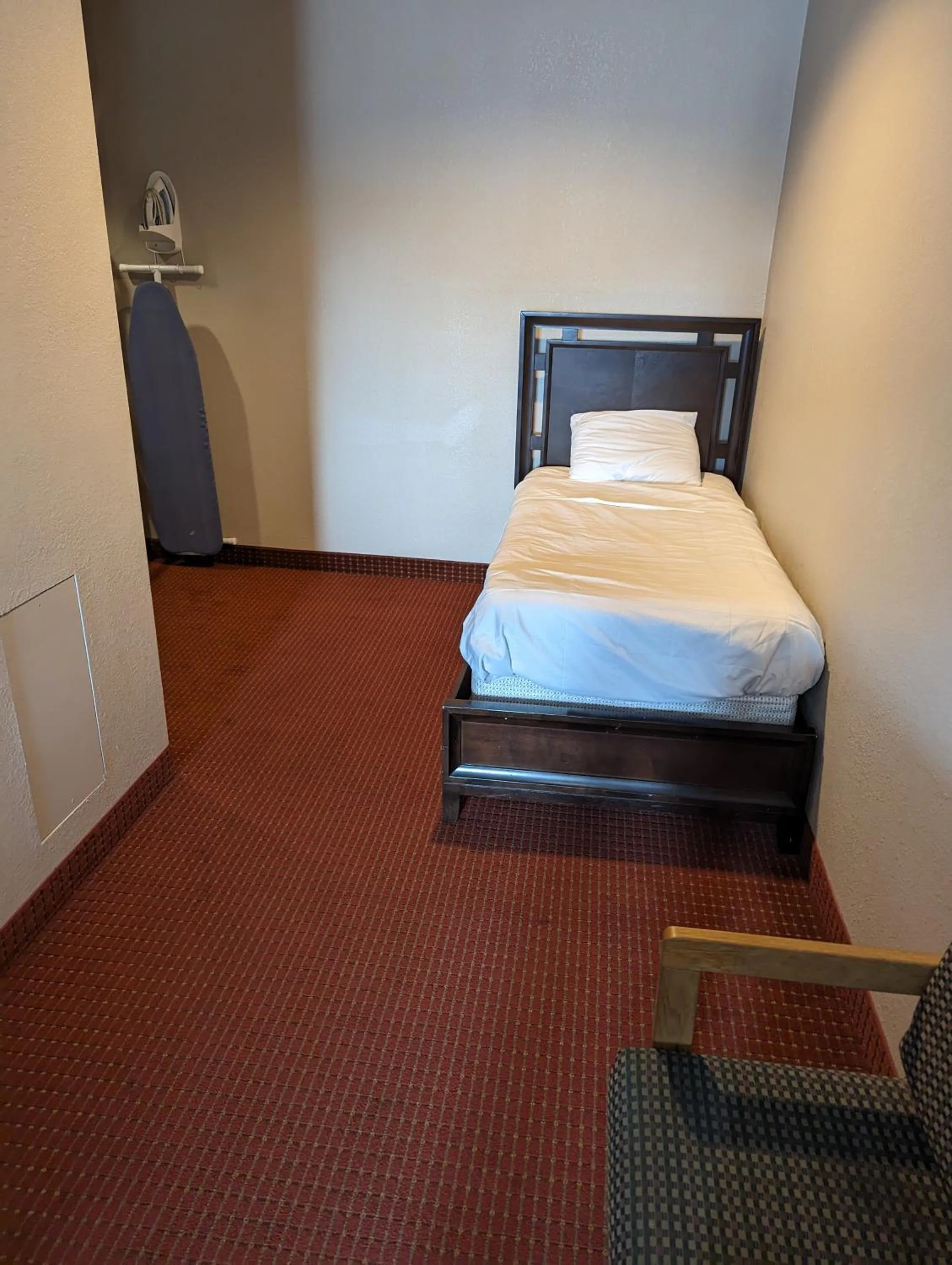 On site, Bed in Super 8 by Wyndham Niagara Falls