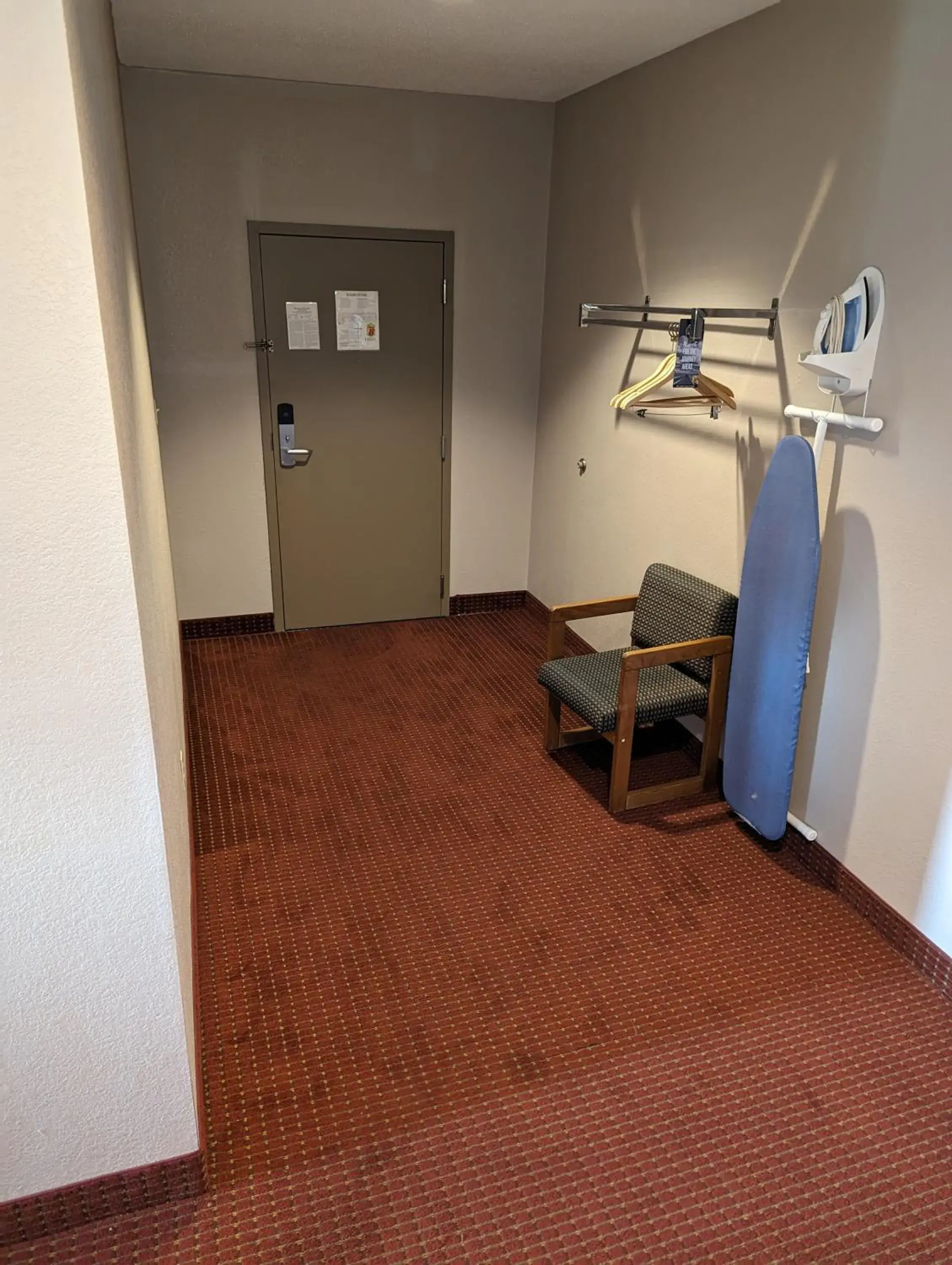 Family Room with Two Queen and One Twin Bed - Non-Smoking in Super 8 by Wyndham Niagara Falls Family Room with Two Queen and One Twin Bed - Non-Smoking in Super 8 by Wyndham Niagara Falls