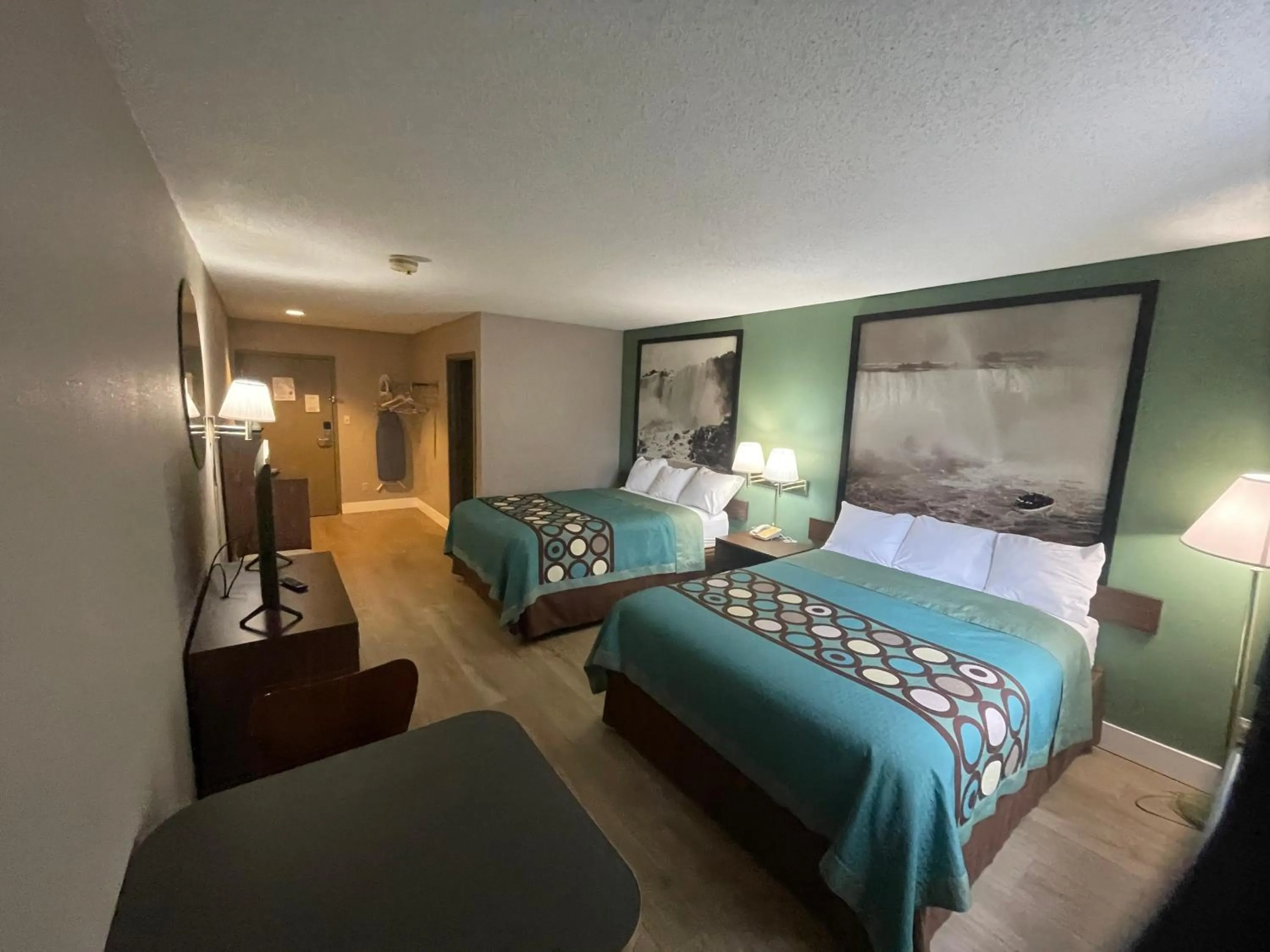 Photo of the whole room, Bed in Super 8 by Wyndham Niagara Falls