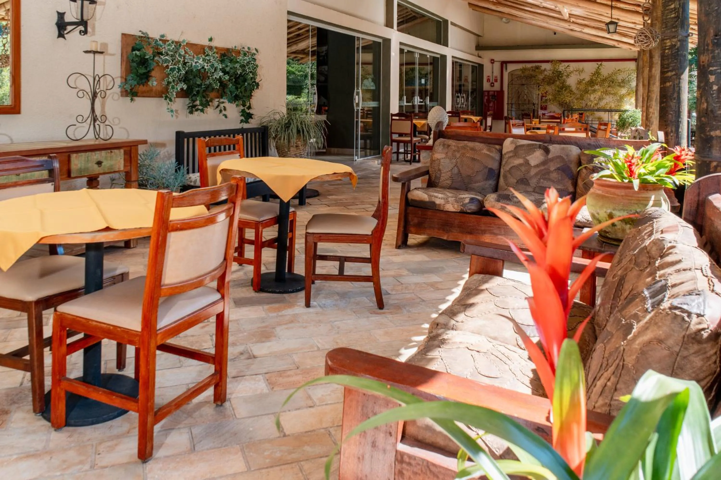 Restaurant/places to eat in Hotel Santiago