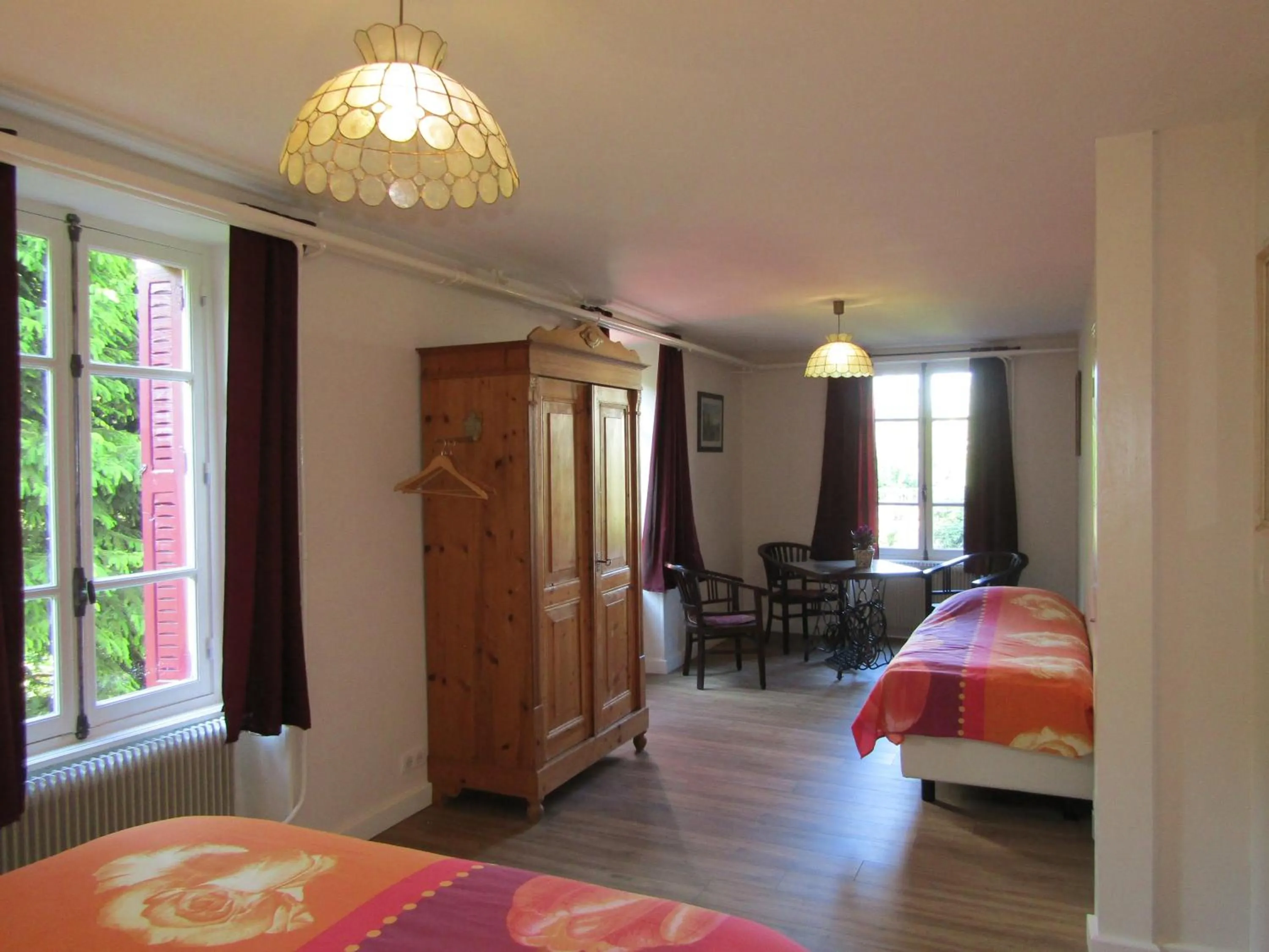 Seating area, Bed in Le Pont du Roy