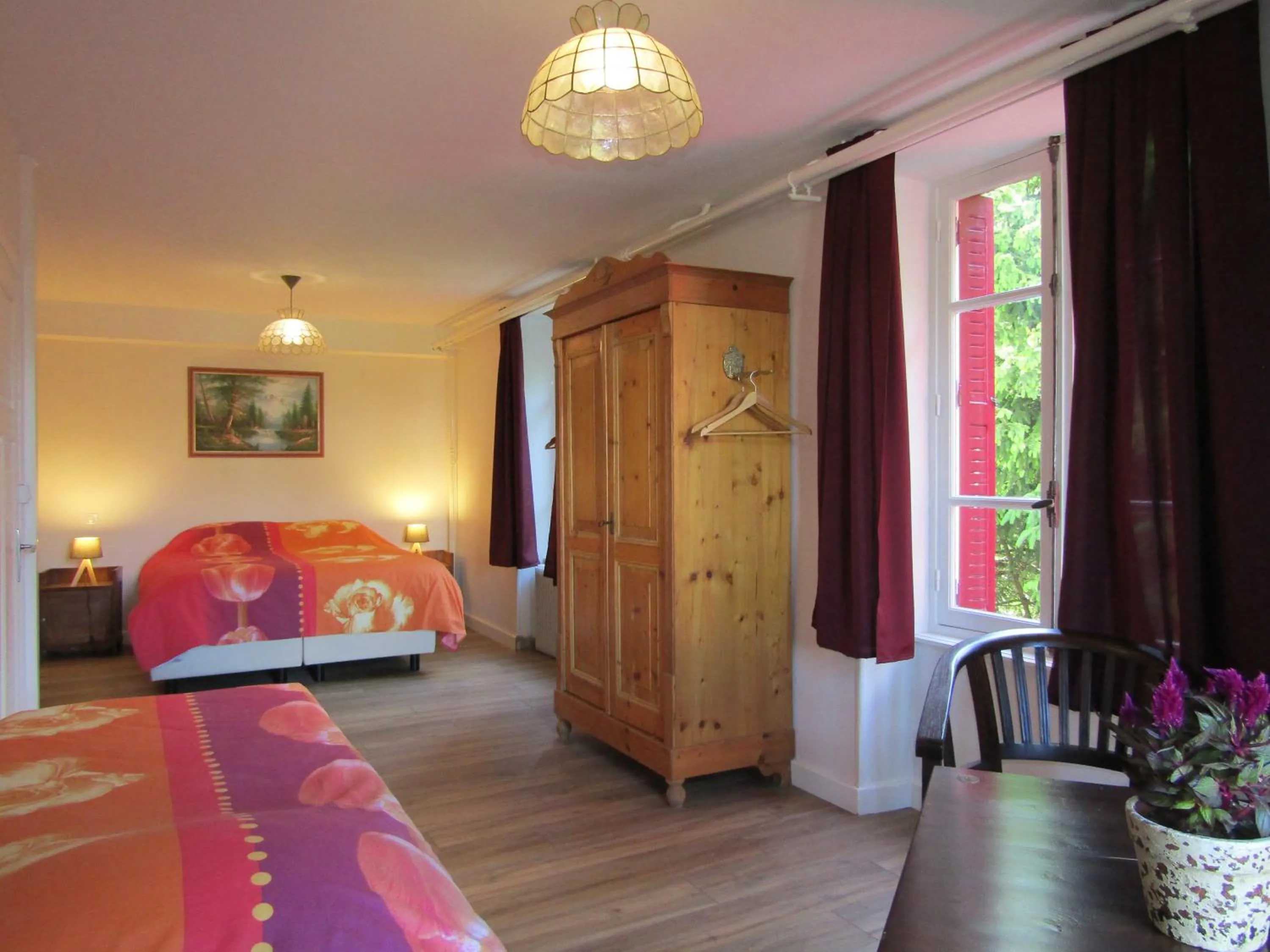 Photo of the whole room, Bed in Le Pont du Roy