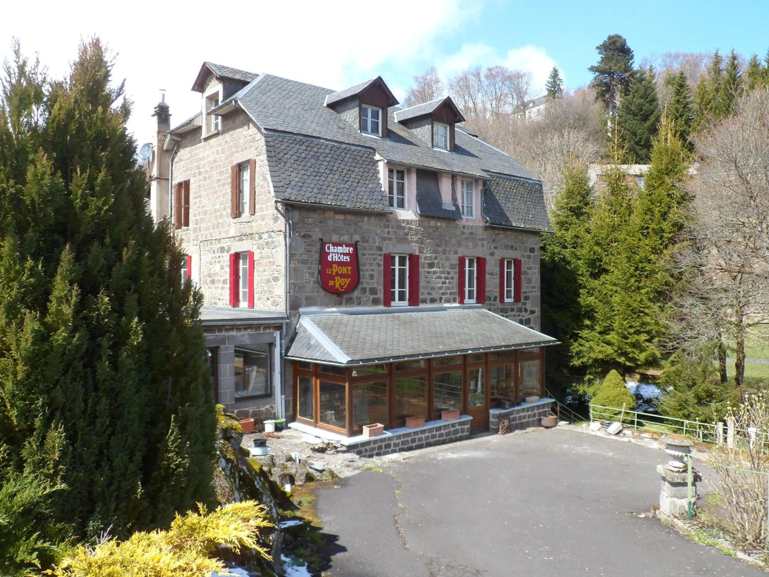 Property building in Le Pont du Roy